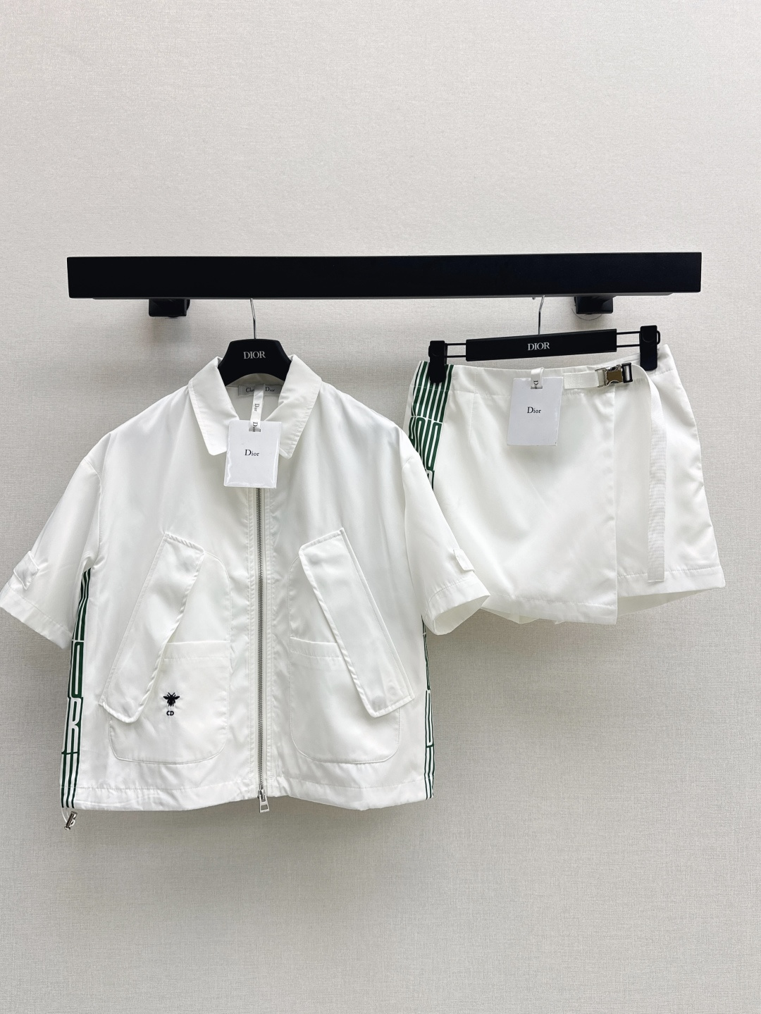 NO:447191,Fashionable sporty CD 25Ss———The latest sporty style suit lapel jacket short-sleeved top + skirt pants Another fashion expert’s favorite, exquisite details, every piece is full of surprise, high-end fashion craftsmanship style, no picky body shape, practical and versatile, Combination of comfort and function, one color separate development, SML tops, Skirts, Jackets & coats, T-shirt, Alexander wang19860909时髦运动风 CD 25Ss———春夏最新款运动风套装翻领夹克短袖上衣+裙裤 又一款时尚达人的心头好 细节精致 每一件到手都是惊喜满溢 高级时装工艺版型绝绝子 不挑身材 实用百搭 舒适与功能相结合 一色分开发 现货发售sml 上衣,,skirts,jackets & coats,T-shirt,alexander wang,Women's clothing