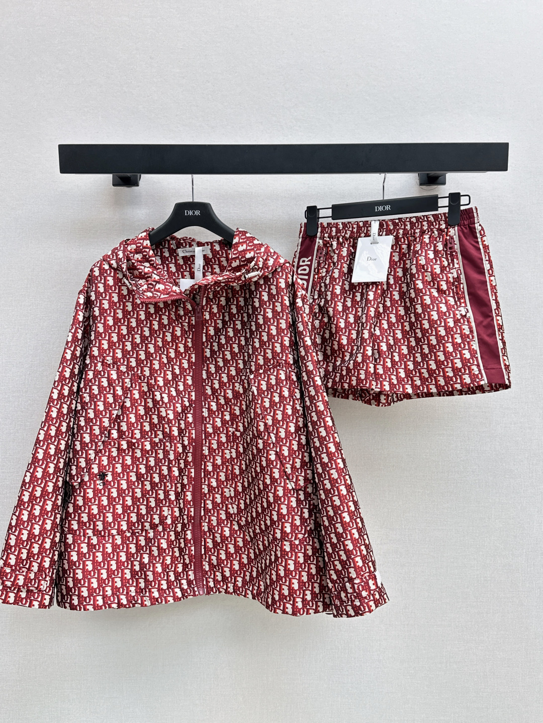 NO:447175,CD 25Ss—————The latest fashionable retro logo jacquard suit, loose hooded jacket + shorts, another fashion expert’s favorite!  Exquisite details, every piece is full of surprises. Casual suits, high fashion craftsmanship, outstanding style, no pick on body shape, practical and versatile, combined with comfort and function, developed in one color, sml jackets, shorts, jackets & coats, hats, alexander wang19860909CD 25Ss—————早秋最新款时髦复古logo提花套装宽松连帽外套+短裤 又一款时尚达人的心头好！细节精致 每一件到手都是惊喜满溢 休闲套装 高级时装工艺 版型绝绝子 不挑身材 实用百搭 舒适与功能相结合 一色分开发 现货发售sml 外套,,shorts,jackets & coats,hats,alexander wang,Women's clothing