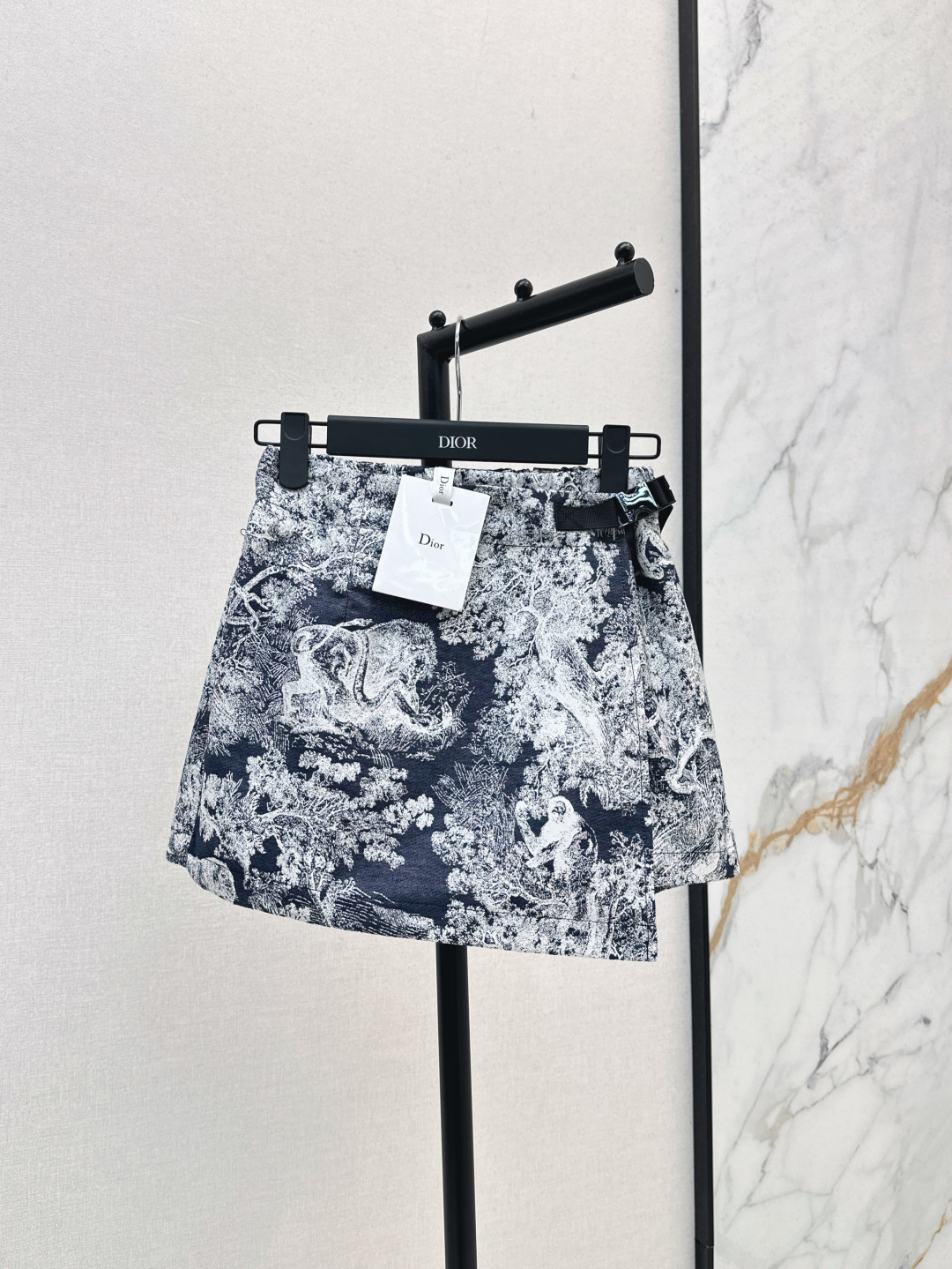 NO:447167,CD 25Ss——————The latest classic jungle jacquard suit in early autumn, hooded jacket + straight trousers + skirt pants, a set of fashionable and feminine upper body, a must-have classic work every year, hooded loose-fitting jacket, double-sided pocket design, velcro, and adjust width, red retro D-shaped jacquard fashionable and high-end, a set of upper body can be easily controlled by both men and women, a must-have windproof jacket in spring and summer, full of styling, one-color split development, sml skirt pants, skirts, jackets & coats, hats, alexander wang19860909CD 25Ss————早秋最新款经典丛林提花套装 连帽外套+直筒长裤+裙裤 一套上身时髦又有小女人味 每年必出的经典之作 连帽宽松版型外套 双侧口袋的设计 子是采用魔术贴 配调节宽度 红色复古的D字提花时髦又高级 一套上身男女都可以轻松驾驭 春夏必备防风外套 造型感十足 一色分开发 现货发售sml 裙裤,,skirts,jackets & coats,hats,alexander wang,Women's clothing