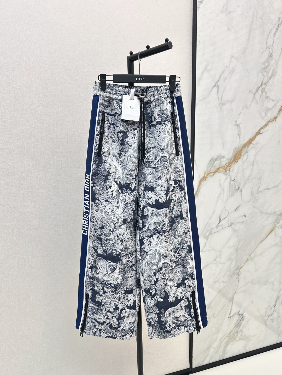 NO:447157,CD 25Ss——————The latest classic jungle jacquard suit in early autumn, hooded jacket + straight trousers + skirt pants, a set of fashionable and feminine upper body, a must-have classic work every year, hooded loose-fitting jacket, double-sided pocket design, velcro, and adjust width, red retro D-shaped jacquard fashionable and high-end, a set of upper body can be easily controlled by both men and women, a must-have windproof jacket in spring and summer, full of styling, one-color divided development, spot sml trousers, skirts, jackets & coats, hats, alexander wang19860909CD 25Ss————早秋最新款经典丛林提花套装 连帽外套+直筒长裤+裙裤 一套上身时髦又有小女人味 每年必出的经典之作 连帽宽松版型外套 双侧口袋的设计 子是采用魔术贴 配调节宽度 红色复古的D字提花时髦又高级 一套上身男女都可以轻松驾驭 春夏必备防风外套 造型感十足 一色分开发 现货发售sml 长裤,,skirts,jackets & coats,hats,alexander wang,Women's clothing