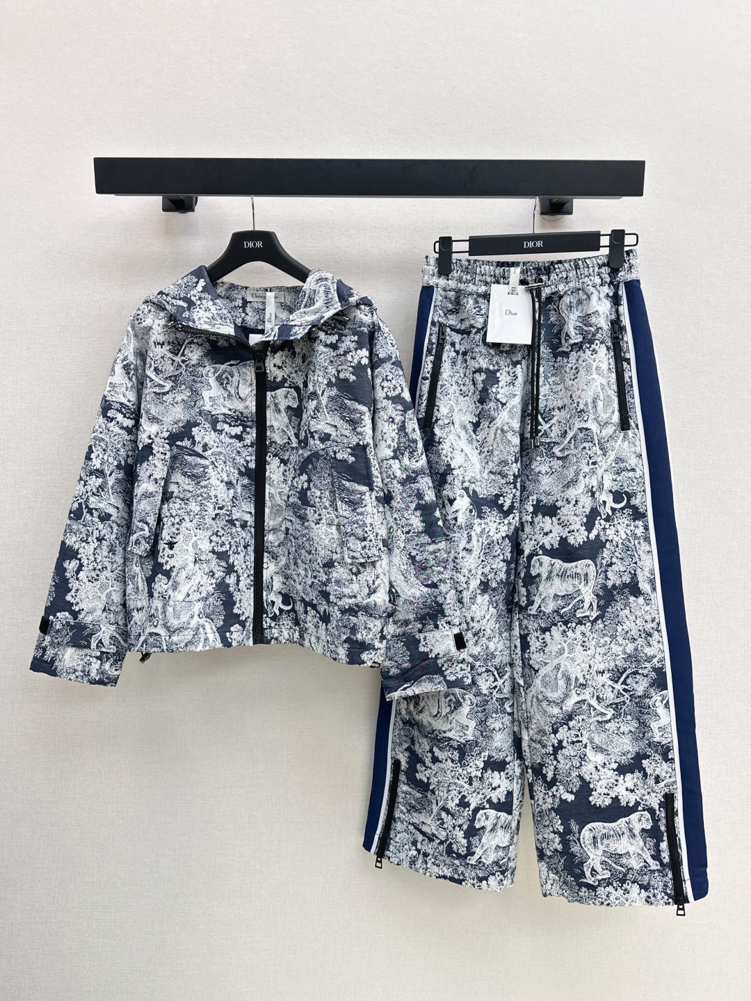 NO:447148,CD 25Ss——————The latest classic jungle jacquard suit in early autumn, hooded jacket + straight trousers + skirt pants, a set of fashionable and feminine upper body, a must-have classic work every year, hooded loose-fitting jacket, double-sided pocket design, velcro, and adjust width, red retro D-shaped jacquard fashionable and high-end, a set of upper body can be easily controlled by both men and women, a must-have windproof jacket in spring and summer, full of styling, one-color divided development, sml jacket, skirts, jackets & coats, hats, alexander wang19860909CD 25Ss————早秋最新款经典丛林提花套装 连帽外套+直筒长裤+裙裤 一套上身时髦又有小女人味 每年必出的经典之作 连帽宽松版型外套 双侧口袋的设计 子是采用魔术贴 配调节宽度 红色复古的D字提花时髦又高级 一套上身男女都可以轻松驾驭 春夏必备防风外套 造型感十足 一色分开发 现货发售sml 外套,,skirts,jackets & coats,hats,alexander wang,Women's clothing