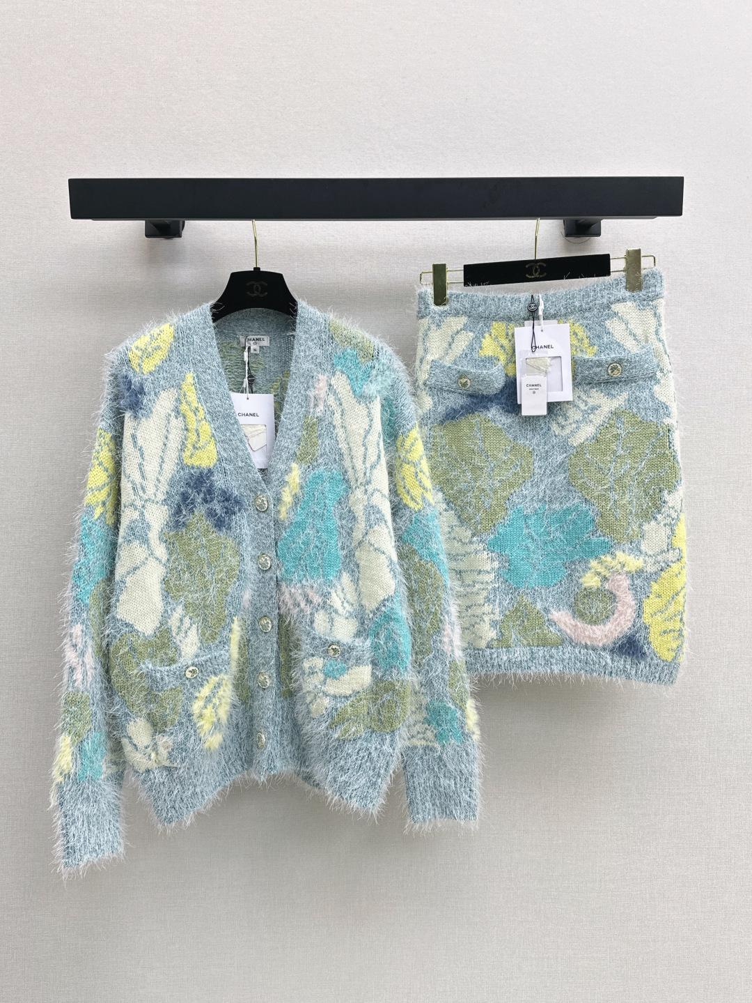 NO:447139,C home 25Ss————The latest celebrity temperament suit for the autumn and winter, heavy industry mohair cardigan + skirt, customized mohair knitted fabric, high-quality and comfortable texture, V-neck knitted cardigan cut, fine needle method, exquisite and breathable, Oversized loose silhouette, visual slimming, all with colorful silk thread, crochet leaves, floral texture and other natural elements, blue, green and yellow color combination, fresh fairy style, paired with printed plaque buckle, highlighting the classic and elegant design style, one set, one color is available for sale in stock, sml, versace, chanel, skirts, alexander wang19860909C家 25Ss————秋冬最新款名媛气质套装重工马海毛开衫+半裙 定制马海毛针织面料 质感高级舒适 V领针织开衫剪裁 细密针法 精致透气 Oversized宽松廓形视觉显瘦 通体以彩色丝线钩织树叶花卉纹理等自然元素 蓝绿黄配色清新仙气 搭配印刻襟扣 彰显经典优雅设计风格 一套出 一色现货发售sml,,versace,chanel,skirts,alexander wang,Women's clothing