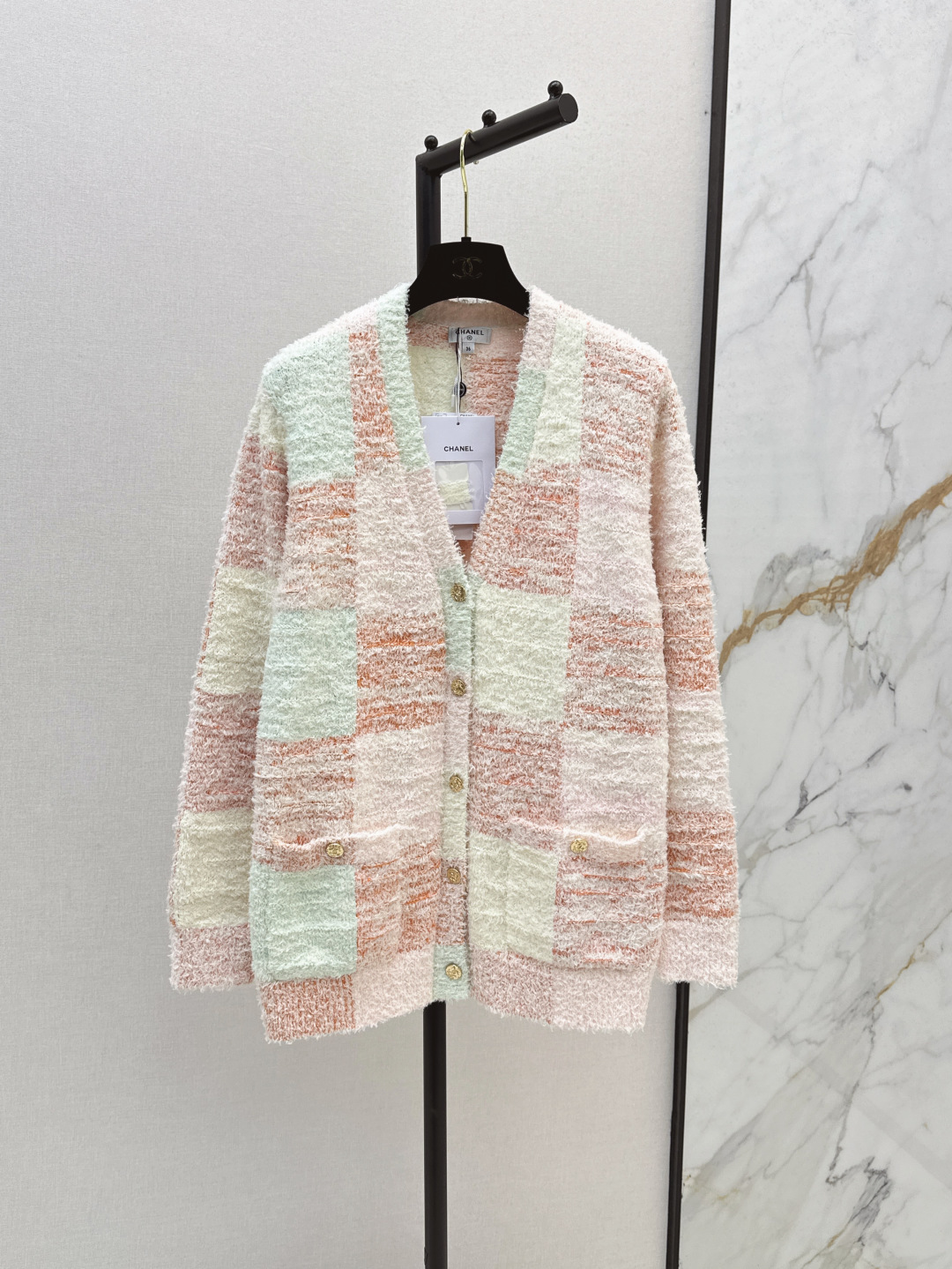 NO:447130,C home 25Ss————The latest loose color knitted cardigans in autumn and winter, customized cotton wool yarn, soft and skin-friendly, comfortable and stylish, YB yarn color and dyed, Oversized mid-length silhouette cardigan style, appropriate neckline adjustment, skin-exposed, beautify the proportion of head and shoulders, and make the upper and lower echo the decoration and light up to show taste, loose and fashionable, easy to control during daily travel or party, two colors are on sale in stock, versace, chanel, alexander wang19860909C家 25Ss————秋冬最新款宽松彩色针织开衫定制棉毛纱线织造 柔软亲肤 舒适有型 YB纱线定色定染 Oversized中长款廓形开衫版型 领口调节恰当露肤 美化头肩比例更显瘦 上下呼应装饰点亮 彰显品味 宽松版型 穿搭包容 松弛时髦 日常出行或聚会轻松驾驭 两色现货发售sml,,versace,chanel,alexander wang,Women's clothing