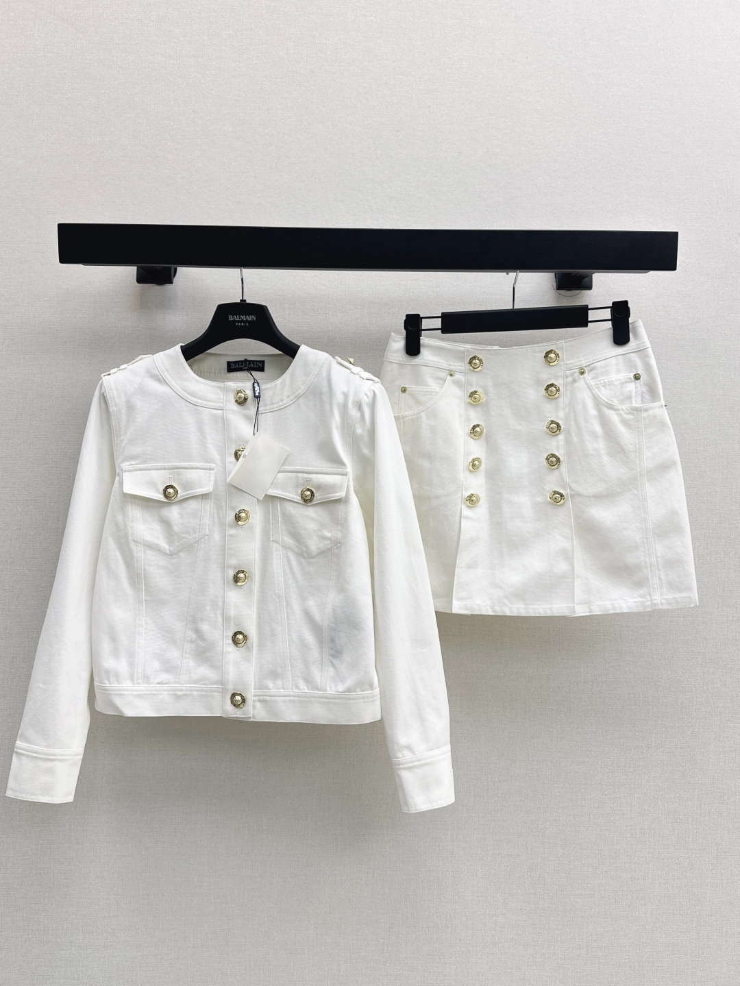 NO:447190,Bal 25Ss—————The latest denim white denim suit in early autumn, short jacket + double-breasted skirt, cute girl's age-reducing temperament, fashionable and handsome, three-dimensional style, versatile and not picky, customized mold-opening gold buckle accessories, high-end and fashionable, pure white denim color-match French classic style, the upper body is the daughter of a famous lady, short style makes it look slim and tall, shoulder pad design easily has right-angle shoulders, a set of upper body reduces age and has the noble feeling of a rich daughter, cool and temperament, versatile and not picky, one set is released in stock, sml, skirts, jackets & coats, alexander wang19860909Bal 25Ss————早秋最新款丹宁白牛仔套装 短款外套+双排扣半裙 可爱少女减龄气质版型时髦又帅气 立体裁版型百搭不挑人 定制开模金扣配件点缀 高级又时髦 纯白牛仔配色法式经典款 上身就是名媛千金 短款显瘦显高 垫肩设计轻松拥有直角肩 一套上身减龄又有富家千金的贵气感 又酷又气质 百搭不挑人 一套出 一色现货发售sml,,skirts,jackets & coats,alexander wang,Women's clothing