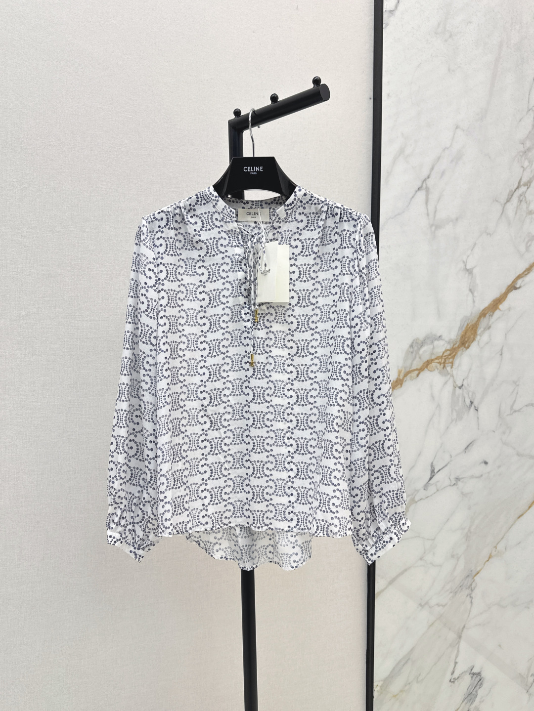 NO:447173,CE 25Ss————The latest spring and summer Arc de Triomphe logo silk-print shirt 100% mulberry silk fabric, excellent texture, no mistakes no matter how to match, commuting and working properly and comfortable, the printed pattern is very distinctive, the upper body is smooth and skin-friendly, interpreting the elegant and intellectual charm of women, basic shirt style, versatile and not picky, elegant and fashionable, and the workmanship quality is very good. SML is available in stock, Shirts, real silk, alexander wang19860909CE 25Ss————春夏最新款凯旋门logo真丝印花衬衫 百分百桑蚕丝面料 质感超赞 怎么搭配都不会出错 通勤上班得体又舒适 印花图案很有特点 上身柔滑亲肤 诠释女性优雅知性魅力 基础衬衫版型 百搭不挑人 优雅有时髦 做工品质都很赞 一色现货发售sml,,shirts,real silk,alexander wang,Women's clothing