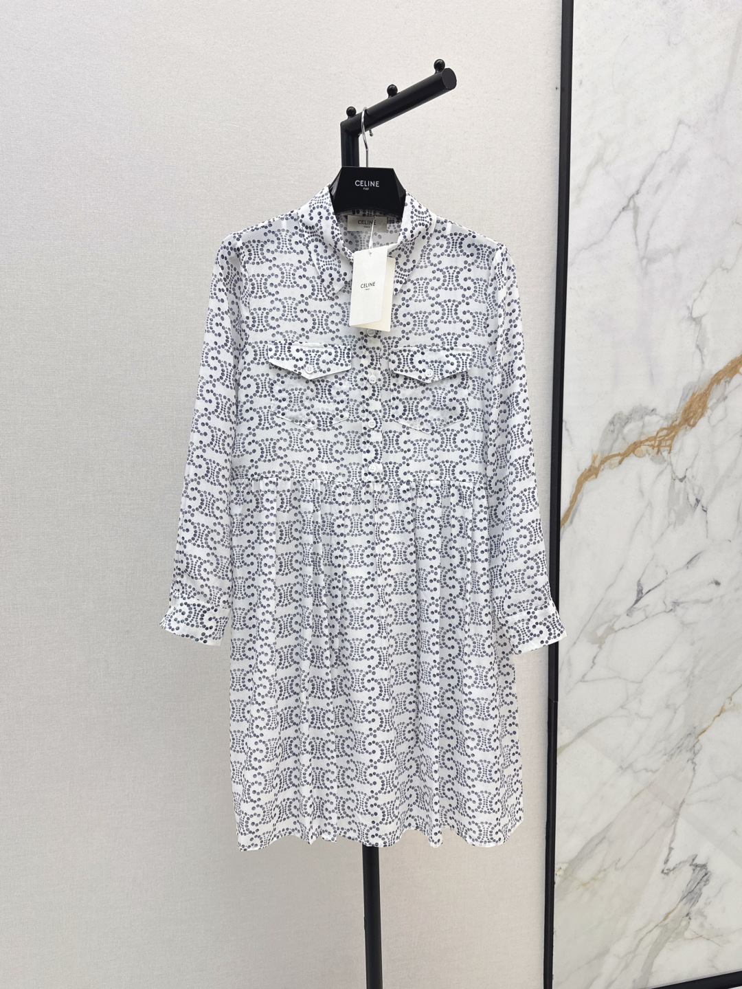 NO:447182,CE 25Ss————The latest spring and summer Arc de Triomphe logo silk-print dress, 100% mulberry silk fabric, excellent texture, distribution suspender lining, commuting and working appropriately and comfortable, printed patterns are very distinctive, the upper body is smooth and skin-friendly, interpreting the elegant and intellectual charm of women, basic shirt style, versatile and not picky, elegant and fashionable, and the workmanship is very good. SML is available in stock,, skirts, shirts, real silk, alexander wang19860909CE 25Ss————春夏最新款凯旋门logo真丝印花连衣裙 百分百桑蚕丝面料 质感超赞 配送吊带内衬哦 通勤上班得体又舒适 印花图案很有特点 上身柔滑亲肤 诠释女性优雅知性魅力 基础衬衫版型 百搭不挑人 优雅有时髦 做工品质都很赞 一色现货发售sml,,skirts,shirts,real silk,alexander wang,Women's clothing