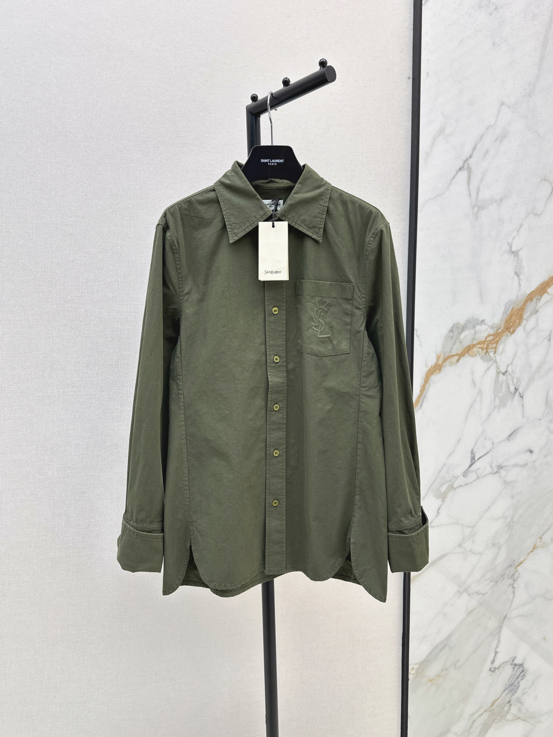 NO:447147,270SL 25Ss——————The latest pocket embroidered logo shirt in early autumn. A must-have. Cotton fabric. Breathable and comfortable sunscreen. It is suitable for casual and daily vacations and shopping. The silhouette is cut just right and not too big. All kinds of figures can be controlled. SML is available in stock, loro piano, shirts, alexander wang19860909270SL 25Ss————早秋最新款口袋刺绣logo衬衫 必备的一款 棉质面料 透气舒适 当防晒衫很适合 休闲日常度假逛街皆可 廓形感剪裁恰到好处不会太大件 各种身材都能够驾驭 一色现货发售sml,,loro piana,shirts,alexander wang,Women's clothing