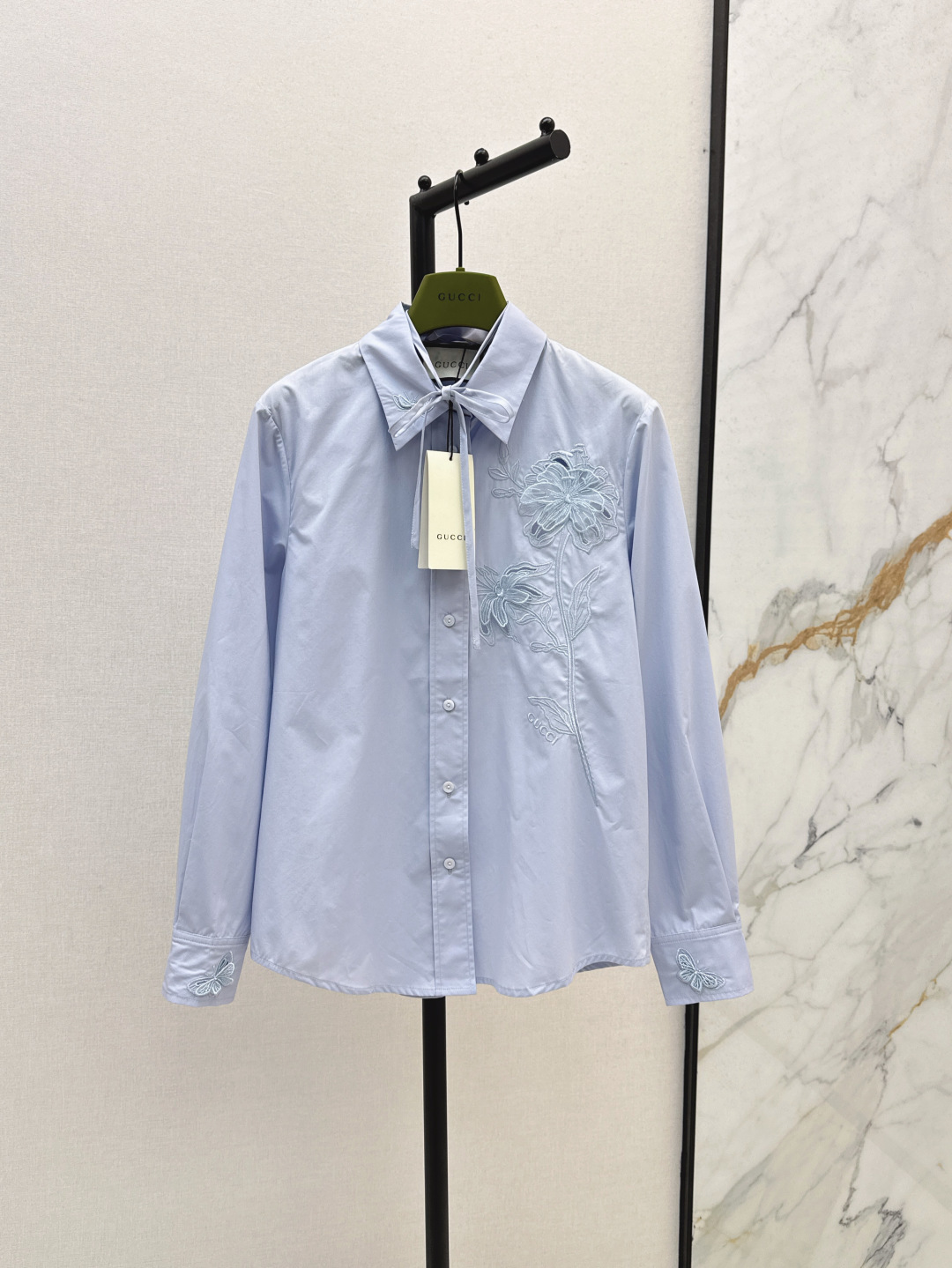 NO:447138,Gu 25Ss——————The latest literary flower embroidered shirt with early autumn custom poplin cotton fabric with comfortable texture, outline combination of flowers and branches and leaves patterns, fresh and refined style, butterfly embroidery on the cuffs and neckline, let simple styles show their personality and exquisiteness, light luxury and fashionable temperament, single wear and layering, the first choice for fashion outfits in all seasons, one color is available for sale in stock, sml, shirts, alexander wang19860909Gu 25Ss————早秋最新款文艺花朵刺绣衬衫定制府绸棉面料质感舒适 勾勒组合成立体花朵枝叶图案 风格清新脱俗 袖口领边蝴蝶刺绣翻飞 让简单款式穿出个性精致 穿搭尽显松弛调性 轻奢时髦气质 单穿叠穿均可 四季时尚穿搭首选 一色现货发售sml,,shirts,alexander wang,Women's clothing