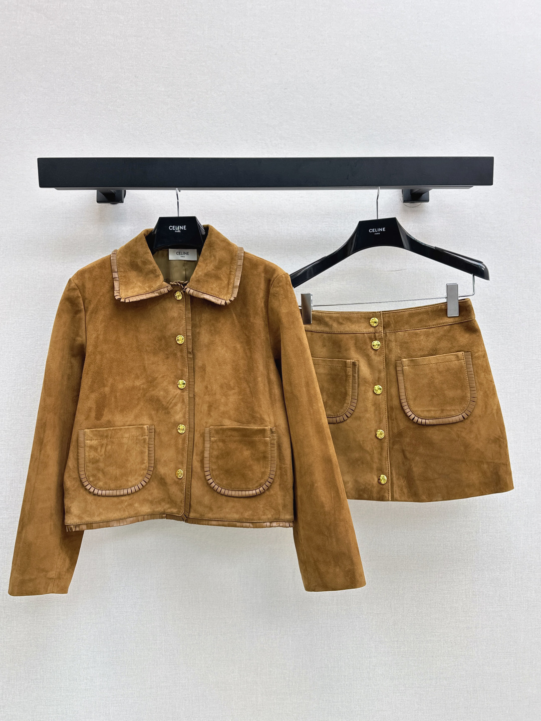 NO:447120,British Academy style CE 25Ss————The latest retro brown suede lapel jacket in spring and summer, pure handmade buckle decoration, sweet girl-reducing style, classic style, versatile and slimming, 100% imported suede lambskin fabric, sweet and cool fashionable girl wardrobe essential temperament items, two colors for sale in stock, sml, brown color,, jackets & coats, jackets & coats, sheepskin, chamois leather, alexander wang19860909英伦学院风 CE 25Ss————春夏最新款复古棕咖麂皮绒翻领夹克小外套纯手工包扣装饰 甜妹减龄少女风 经典版型百搭又显瘦 百分百进口麂皮绒小羊皮面料 甜酷的时髦少女衣橱必备气质单品 两色现货发售sml 咖色,,jackets & coats,jackets & coats,sheepskin,chamois leather,alexander wang,Women's clothing