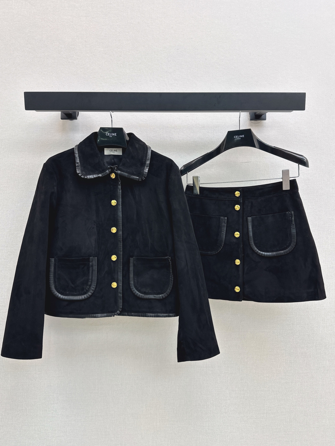 NO:447103,British Academy Style CE 25Ss————The latest retro brown suede lapel jacket in spring and summer, pure handmade buckle decoration, sweet girl-reducing style, classic style, versatile and slimming, 100% imported suede lambskin fabric, sweet and cool, fashionable girl wardrobe essential temperament items, two colors for sale in stock, black,, jackets & coats, jackets & coats, sheepskin, chamois leather, alexander wang19860909英伦学院风 CE 25Ss————春夏最新款复古棕咖麂皮绒翻领夹克小外套纯手工包扣装饰 甜妹减龄少女风 经典版型百搭又显瘦 百分百进口麂皮绒小羊皮面料 甜酷的时髦少女衣橱必备气质单品 两色现货发售sml 黑,,jackets & coats,jackets & coats,sheepskin,chamois leather,alexander wang,Women's clothing