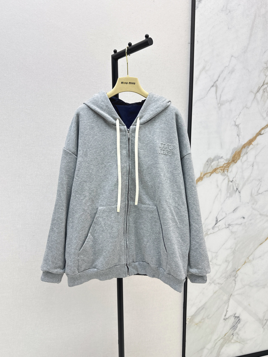 NO:447097,Miu 25Ss—————The latest model of two-sided hooded jacket with two-sided hooded jacket with custom twill cotton + environmentally friendly recycled nylon material Comfortable and breathable Clevery and stylish Cotton nylon blue-gray two-sided hooded zipper jacket cut Fashionable and casual Chest with iconic letter logo on the chest More personalized casual work temperament Increase styling Complete sets are simple and high-end, daily suits are essential Daily casual outfit guide Slack and fashionable Simplified and fashionable Simplified and sold in stock sml, Miumiu, Jackets & coats, Hats, Alexander wang19860909Miu 25Ss————早秋最新款两面穿连帽外套 定制斜纹全棉+环保再生尼龙材质 舒适透气 挺括有型 棉料尼龙蓝灰两面穿 连帽拉链外套裁剪 时髦休闲 胸前饰以标志性字母徽标 更显个性休闲工装气质 增加造型感 成套搭配简约高级 日常套装必不可少 日常休闲穿搭指南 松弛时髦 一色现货发售sml,,miumiu,jackets & coats,hats,alexander wang,Women's clothing