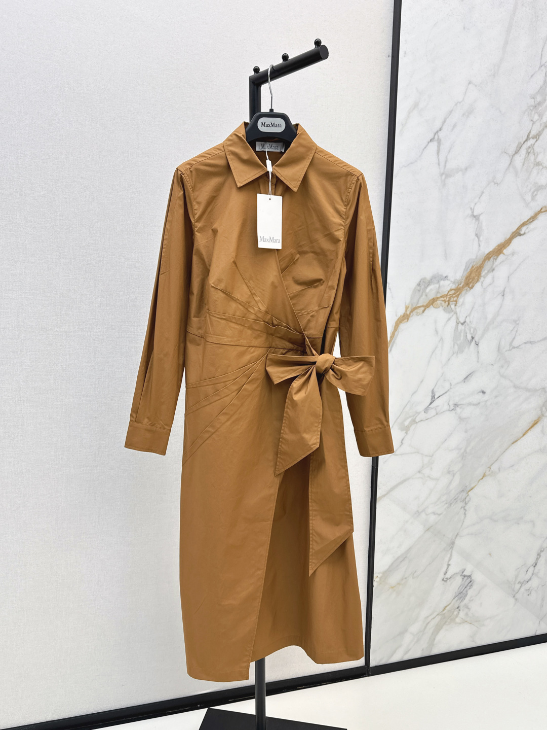 NO:447087,Max 25Ss———The latest lace-up wrap-fitting collar dress in early autumn, fashionable, simple and durable, pleated and edged lines, wrap-fitting, strong three-dimensional design, special style, automatic hiding of flesh to make you look thin, pure cotton material is comfortable and breathable, one-piece straight waist-hugging outfit is casual and elegant, neat and versatile commuting items, two colors are available for sale in stock, sml, skirts, alexander wang19860909Max 25Ss———早秋最新款系带围裹式衬领连衣裙 时髦简洁又耐看 收褶打边线条感裹身式绑带设计立体感很强 版型很特别上身自动藏肉显瘦的效果 纯棉材质舒适透气 一件式直筒收腰穿搭随性优雅 利落通勤百搭单品 两色现货发售sml,,skirts,alexander wang,Women's clothing