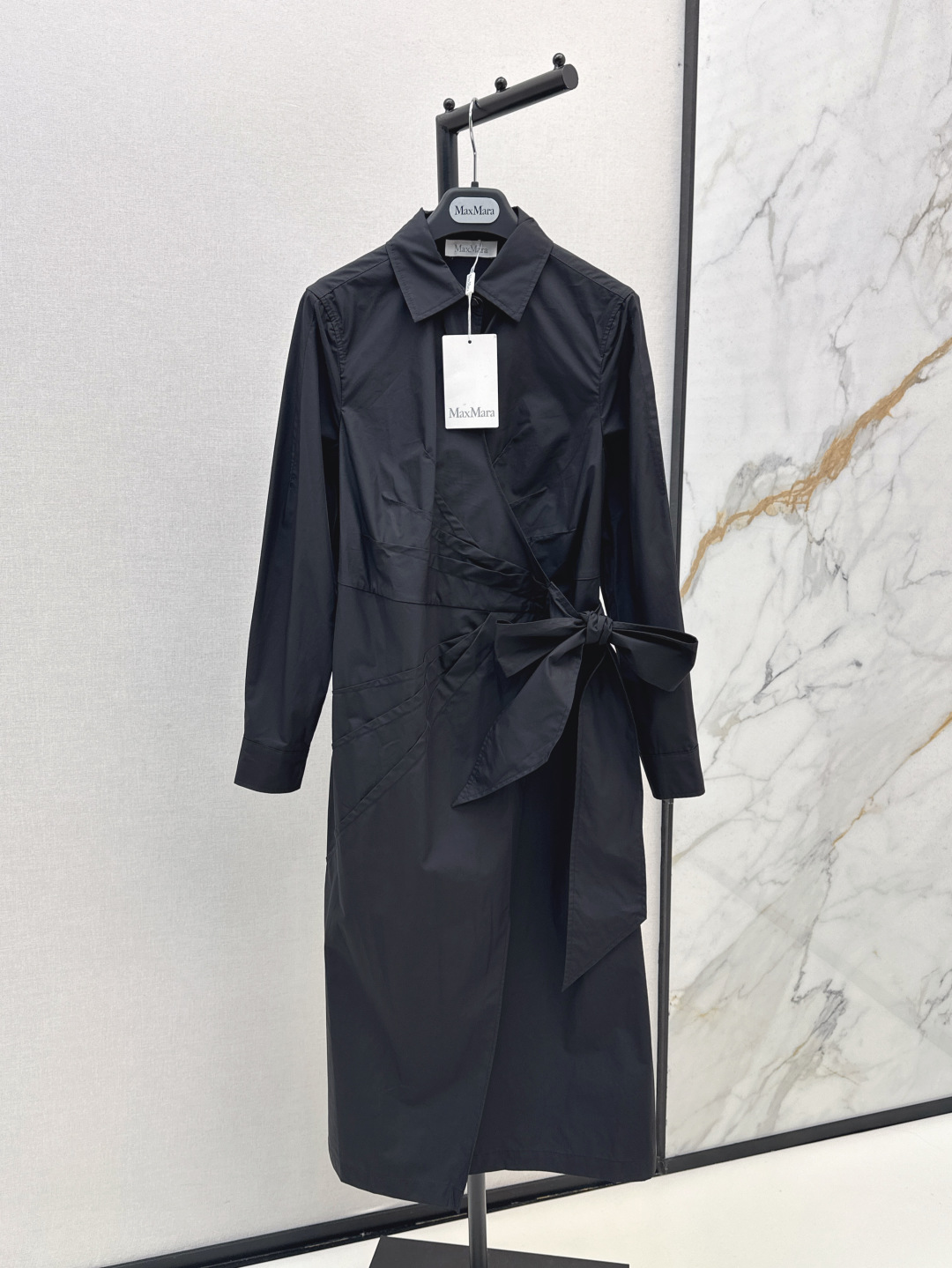 Max Mara Robe Chemise Enveloppante à Ceinture - Élégance et Confort
