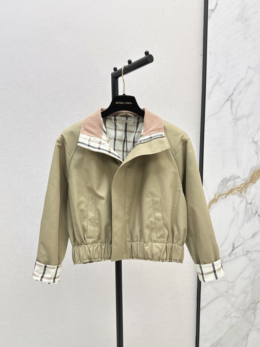 NO:447082,Exclusive first release Bv 25Ss———The latest plaid lining decorative handsome jacket jacket fashionable outfit in early autumn. Custom imported high-string twill cotton fabric is wide and wide. Rib splicing collar ring design. Retro modern three-dimensional tailoring style is high-end and fashionable. Low shoulder elastic waist is versatile and slim. It is not picky about people. Customized plaid lining is rich in details. One color is available for sale in stock. SML, bottega veneta, jackets & coats, jackets & coats, alexander wang19860909独家首发 Bv 25Ss———早秋最新款格纹内衬装饰帅气夹克外套时髦穿搭 定制进口高支斜纹棉面料挺阔有进 罗纹拼接领圈设计 复古摩登立体剪裁版型高级又时髦 落肩松紧收腰百搭不挑人上身巨显瘦 定制格纹内衬丰富细节 一色现货发售sml,,bottega veneta,jackets & coats,jackets & coats,alexander wang,Women's clothing