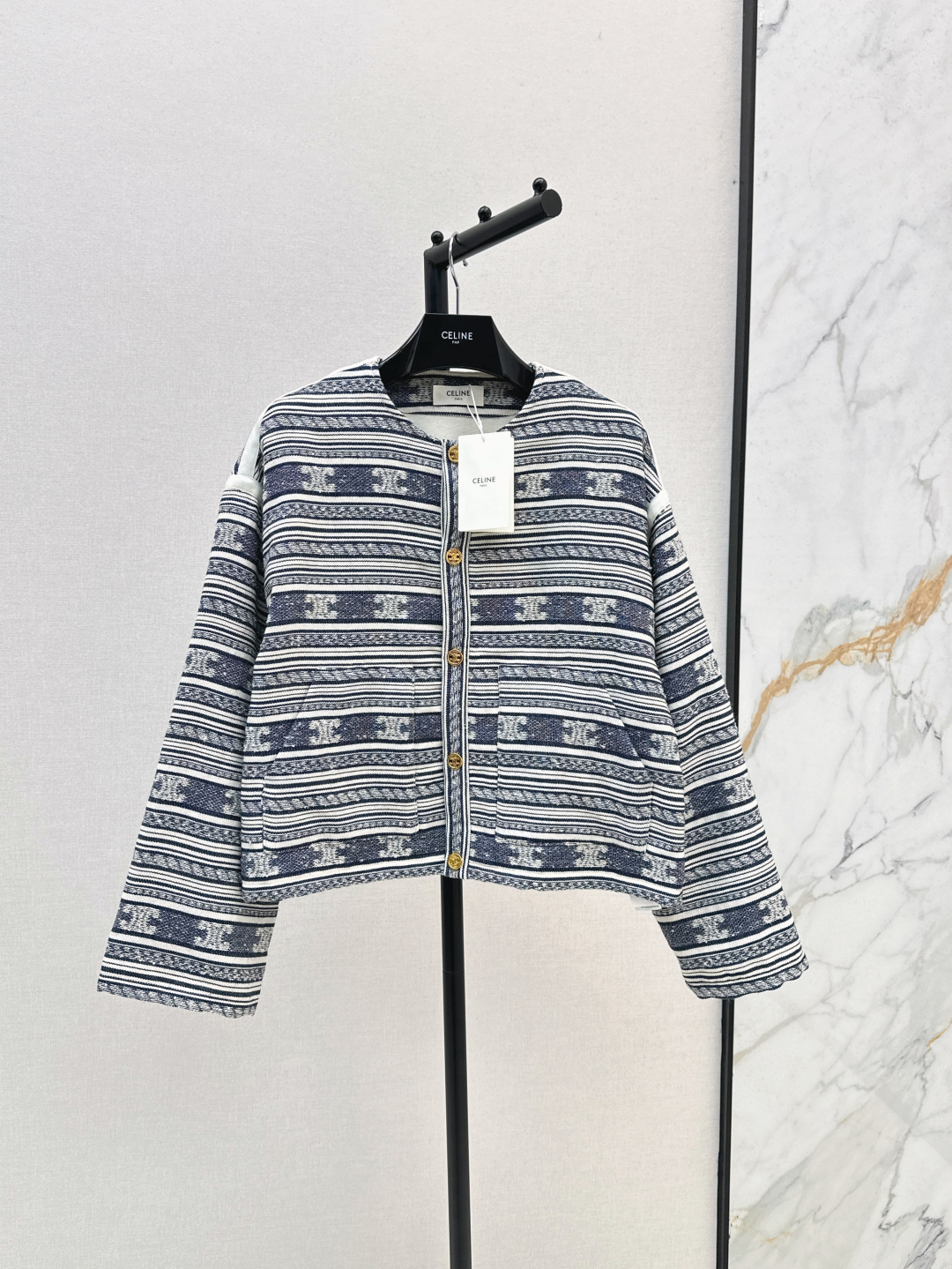 NO:447077,Exclusive first release CE 25Ss———————————The latest loose round neck jacket with early autumn, developed by yb Arc de Triomphe striped fabric. The texture is super good. The classic iconic Arc de Triomphe series jacquard is also added. The bumper design is also very good. Fashionable, lazy and thick. The loose fitting is easy to cover the flesh and make you look thin without picking on the figure. SML is available in stock, Jackets & coats, alexander wang19860909独家首发 CE 25Ss————早秋最新款宽松圆领外套yb开发的凯旋门条纹面料 质感超好 经典的标志性凯旋门系列提花 撞条设计也很加分 时髦慵懒厚实 宽松版型剪裁轻松遮肉显瘦不挑身材 一色现货发售sml,,jackets & coats,alexander wang,Women's clothing