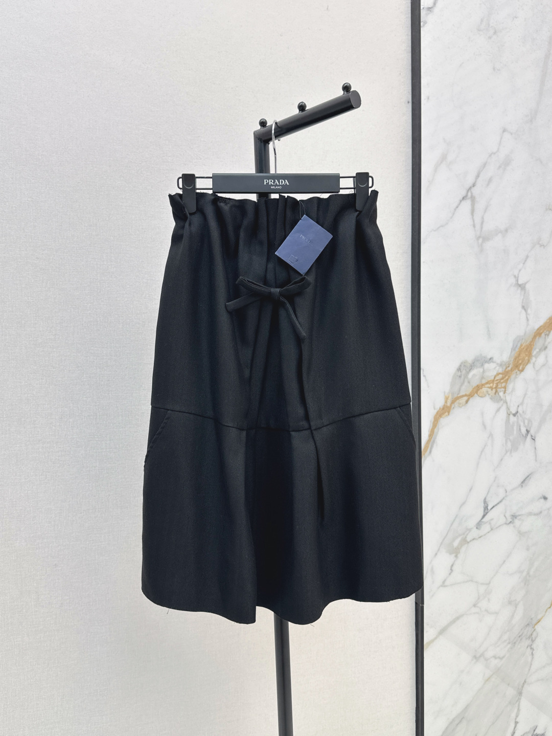 NO:447065,Exclusive first release PD 25Ss———The latest two-wear style bow strapless long skirt customized herringbone fabric delicate and comfortable elastic inner waist design can also be worn as a strapless skirt. The pleated method is matched with a silhouette skirt retro and fashionable, with an elegant and gorgeous feeling. One color is available for sale in stock, skirts, alexander wang19860909独家首发 PD 25Ss————秋冬最新款两穿款蝴蝶结抹胸长半裙定制人字纹面料 细腻舒适 松紧内腰设计也可以当抹胸裙穿 褶皱做法搭配廓形裙摆复古时髦 自带优雅华丽感 一色现货发售sml,,skirts,alexander wang,Women's clothing