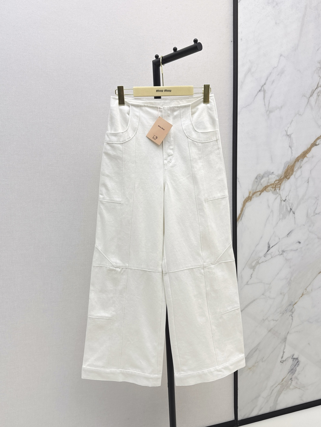 NO:447060,Exclusive first launch Miu 25Ss———The latest style of autumn and winter handsome workwear casual jeans imported high-quality denim fabric with a very crisp feel. Miu series sweet and cool girl outfits. Rich American street style fashionable street-fried artifact. Medium and high waist straight-cut style. One-size spot-on sml, miumiu, jeans, alexander wang19860909独家首发 Miu 25Ss————秋冬最新款帅气十足工装风休闲牛仔裤进口高品质牛仔面料 挺括感很好 缪系甜酷少女穿搭 浓郁的美式街头风时髦炸街神器 中高腰直筒款版型剪裁 一色现货发售sml,,miumiu,jeans,alexander wang,Women's clothing