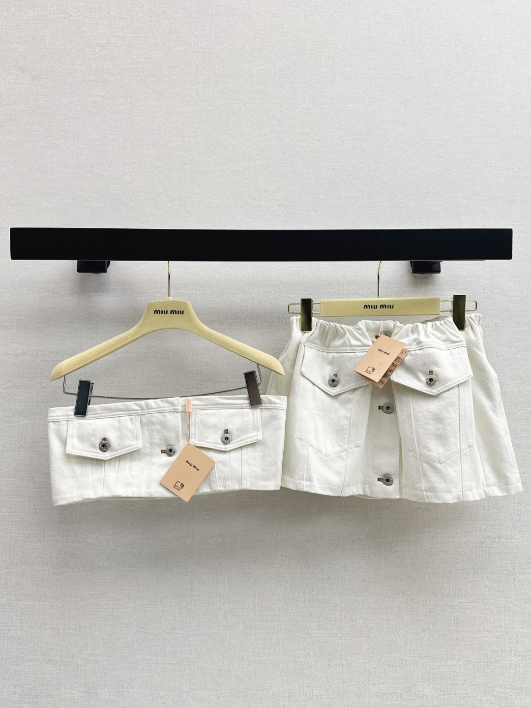 NO:447107,Exclusive first launch Miu 25Ss——————The latest style of early autumn denim strapless muffin-style sweet and cool girl outfits. Recommended series of models. Customized high-quality denim fabrics. A very crisp feel. The inner anti-slip strips are thoughtful to create a scheming workwear hot girl style. The goddess must enter fashionable items. One-color spot sml, miumiu, alexander wang19860909独家首发 Miu 25Ss————早秋最新款牛仔抹胸缪系甜酷少女穿搭 爆单系列款推荐 定制高品质牛仔面料 挺括感很好 内里防滑条贴心做法打造小心机工装辣妹风 女神必入时髦单品 一色现货发售sml,,miumiu,alexander wang,Women's clothing