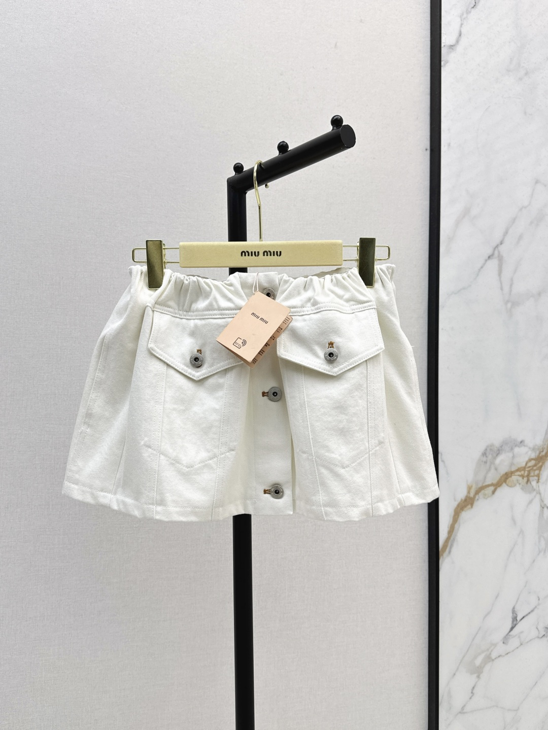 NO:447102,Exclusive first launch Miu 25Ss————The latest autumn and winter style, age-reducing Mini skirt, recommended, Miu girl outfit, high-quality denim fabric, crispy and smart, intellectual college style~ Retro denim jeans are sweet and cool, age-reducing outfit, not picky, top body makes it look slim, recommended, one color is available for sale in stock, sml, miumiu, skirts, alexander wang19860909独家首发 Miu 25Ss————秋冬最新款减龄学院风Mini半裙爆单系列款推荐 缪系少女穿搭 高品质牛仔面料 挺括感很好 知性分子学院风～ 复古牛仔甜酷兼备减龄穿搭 不挑人版型上身巨显瘦 推荐一套搭配 一色现货发售sml,,miumiu,skirts,alexander wang,Women's clothing