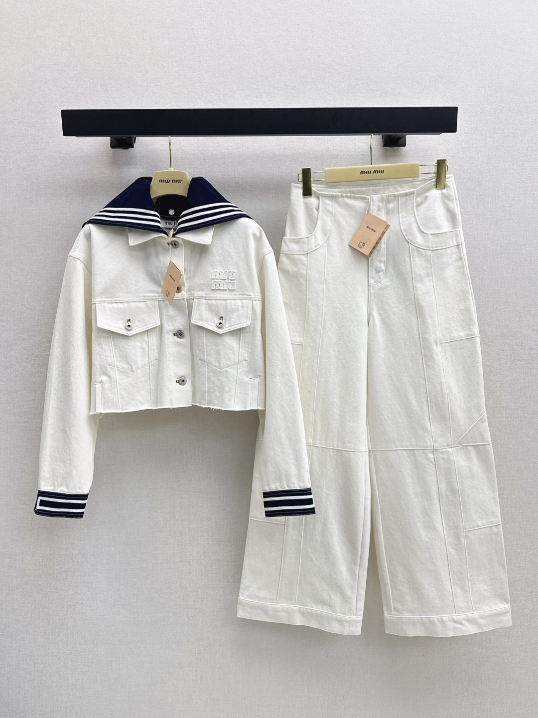 NO:447096,Exclusive first launch Miu 25Ss————The latest Navy style shawl detachable design of Denim denim jacket jacket with single series recommendations. Heavy denim fabric is crispy. The mud-style girl is sweet and cool and has aged-reducing outfit. The short style is not picky for people and looks huge and slim. Recommended a set of matching. One-color spot-on sml,,miumiu, jackets & coats, jackets & coats,shawls,alexander wang19860909独家首发 Miu 25Ss————秋冬最新款海军风披肩可拆卸设计丹宁牛仔夹克外套爆单系列款推荐 重磅牛仔面料挺括感面料 缪系少女甜酷兼备减龄穿搭 小短款不挑人版型上身巨显瘦 推荐一套搭配 一色现货发售sml,,miumiu,jackets & coats,jackets & coats,shawls,alexander wang,Women's clothing