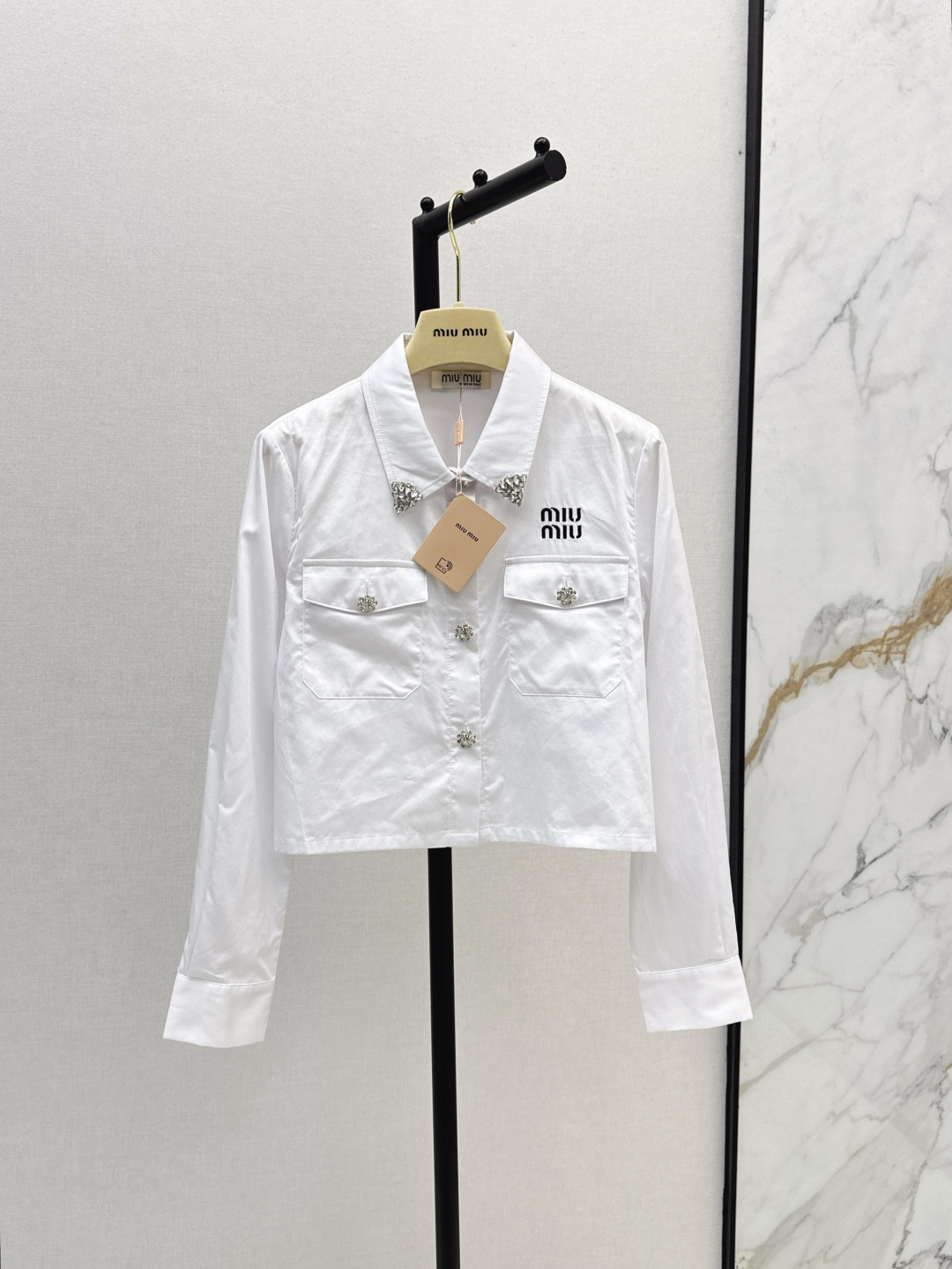 NO:447089,Miu 25Ss—————The latest logo letter embroidered rhinestone decorative short shirts in early autumn, simple and easy to match and design, it is definitely an indispensable item for concave shapes. Short style, very fashionable no matter how you wear it, poplin cotton fabric is breathable and comfortable, one color is available in stock sml, miumiu,shirts,alexander wang19860909Miu 25Ss————早秋最新款logo字母刺绣水钻装饰短款衬衫简洁好搭配又带有设计感的白衬衫 绝对是凹造型不能缺少的单品 短款版型 怎么穿都很时髦 府绸棉面料透气舒适 一色现货发售sml,,miumiu,shirts,alexander wang,Women's clothing