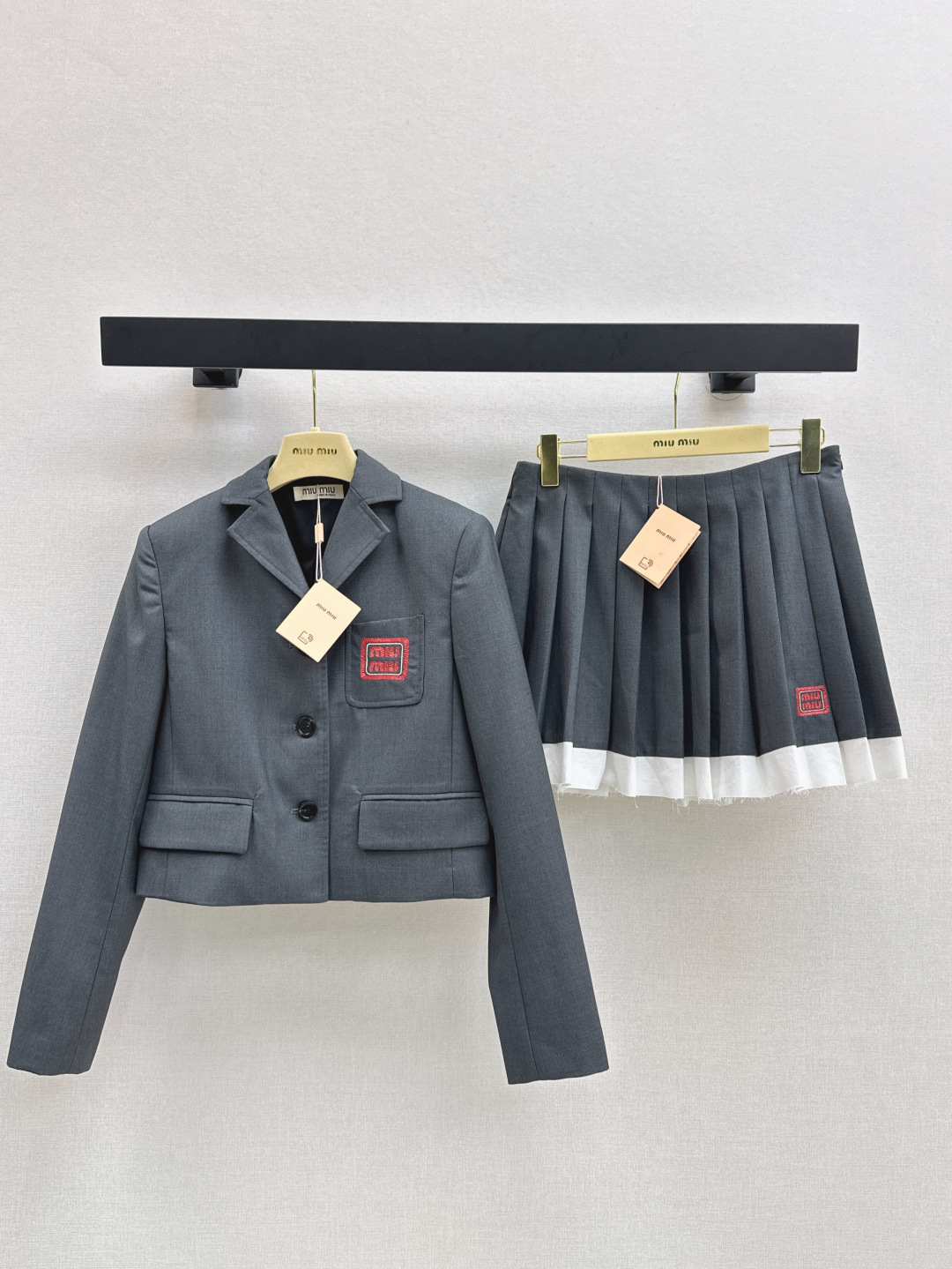 NO:447085,Jacket Skirts Age-reducing Academy Style Miu 25Ss———The latest autumn and winter Miao age-reducing wear suits with short suits + contrasting color spliced ​​pleated skirts Sweet and cool style age-reducing wear Look~ The right style is so good to wear. The overall look can also make people look very tall. The proportion of legs is practical and styling. It is just versatile when you match it separately. One color is available for sale in stock, sml, miumiu, skirts, jackets & coats, business suit, alexander wang19860909外套 半裙 减龄学院风 Miu 25Ss————秋冬最新款缪减龄穿搭套装小短款西装外套+撞色拼接压褶半裙 甜酷风减龄穿搭Look～ 恰到好处的版型太好穿了 整体也能显得人很高 拉长双腿比例 实用又造型感十足 分开搭配一样百搭 一色现货发售sml,,miumiu,skirts,jackets & coats,business suit,alexander wang,Women's clothing