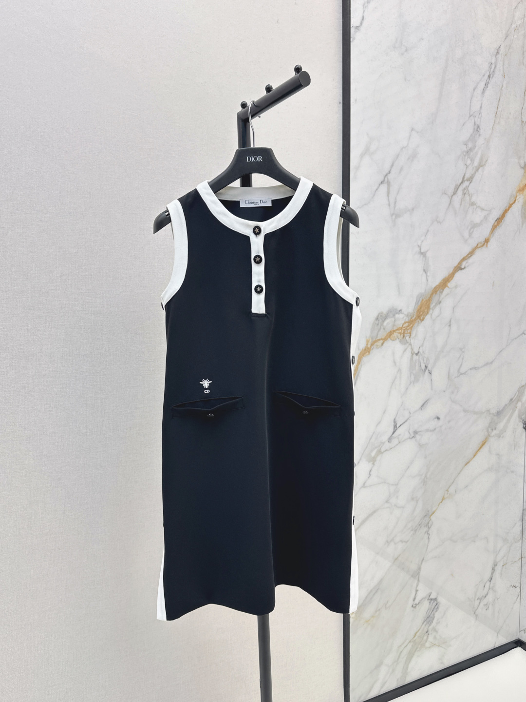 NO:448257,CD 25Ss————The latest sleeveless straight-drum dress in spring and summer. Round neck vest design. Atmospheric and elegant. Five-pointed star buckle embellishment. Simple and high-end. Upper body. Slim and temperament. The style is well-tailed. SML is available in stock. Skirts, alexander wang.19860909CD 25Ss————春夏最新款无袖直筒连衣裙 圆领背心设计 大气又优雅 五角星扣饰点缀 简单又高级 上身 显瘦又显气质 版型剪裁到位 一色现货发售sml,,skirts,alexander wang,Women's clothing