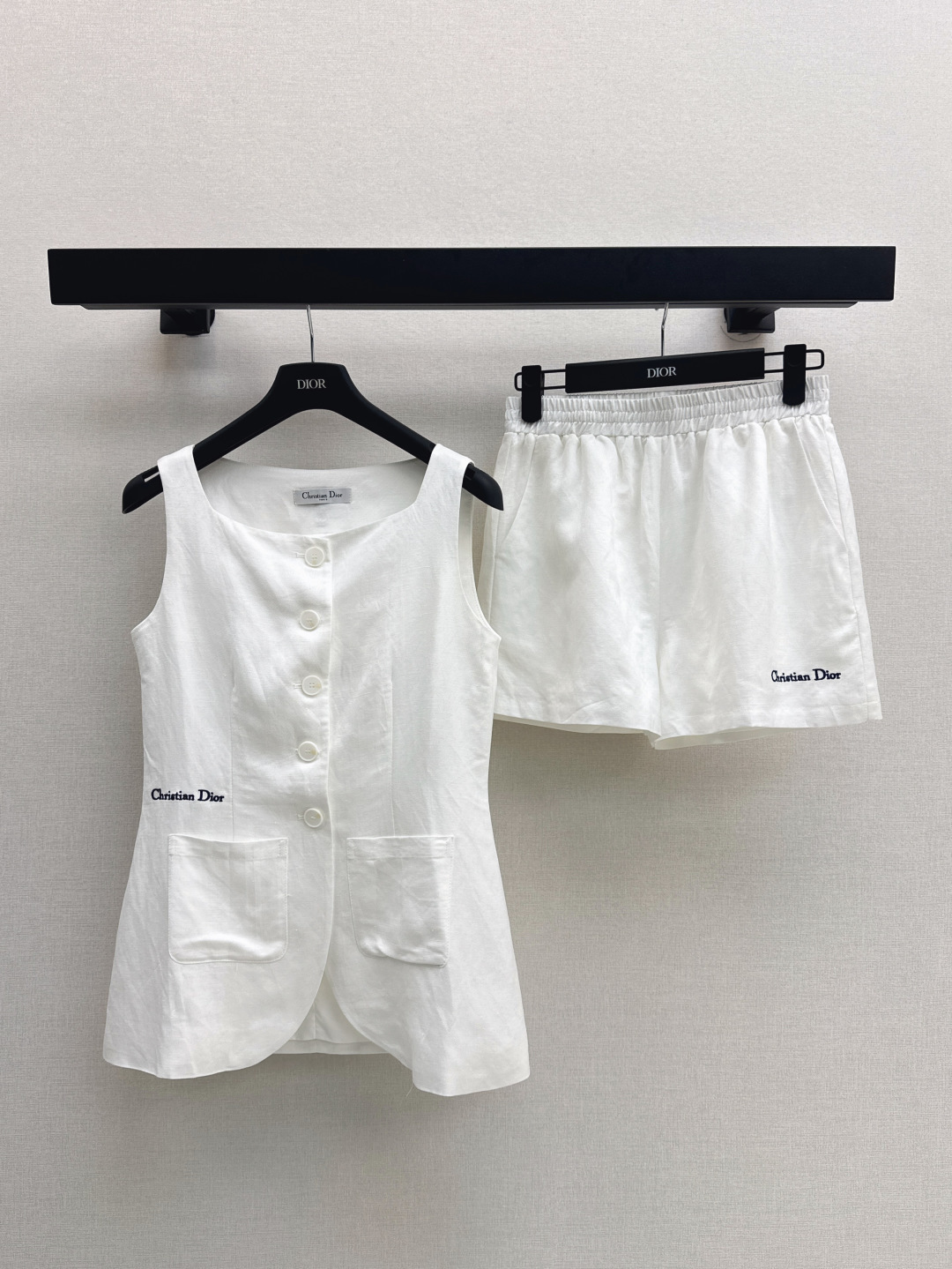 NO:448251,CD 25Ss————The latest commuting vest suit in spring and summer, classic vest + high-waist shorts, logo embroidery embellishment, advanced, three-dimensional slim cut, capable and fashionable, a set of upper body aura, capable and handsome, available for important occasions for commuting to work, two colors are available for sale in stock, shorts, alexander wang19860909CD 25Ss————春夏最新款通勤马甲套装 经典小马甲+高腰短裤 logo刺绣点缀 显高级 立体修身剪裁 干练时髦 一套上身气场全开 干练帅气 上班通勤重要场合都可 两色现货发售sml,,shorts,alexander wang,Women's clothing