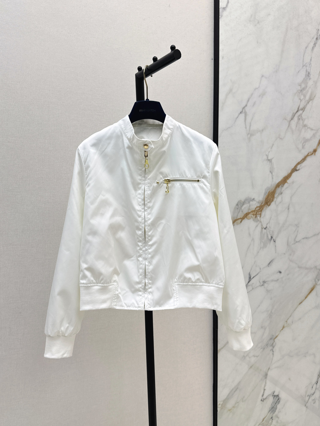 NO:448230,Double-sided wearable L Home 25Ss————The latest spring and summer double-sided stand-up collar jacket with cool and clean colors on one side, dark patterned coins on the other side, spliced ​​contrasting knitted threads The whole piece of clothing is very heavy and fashionable and exquisite items Customized hardware accessories with molds. A series of them are available in stock. SML, louis vuitton, jackets & coats, jackets & coats, alexander wang19860909双面可穿 L家 25Ss————春夏最新款双面穿立领夹克外套 一面炫酷净色 一面暗纹钱币老花 拼接撞色针织螺纹 整件衣服非常重时髦精单品 开模定制的五金配件 一系列都有 一色现货发售sml,,louis vuitton,jackets & coats,jackets & coats,alexander wang,Women's clothing