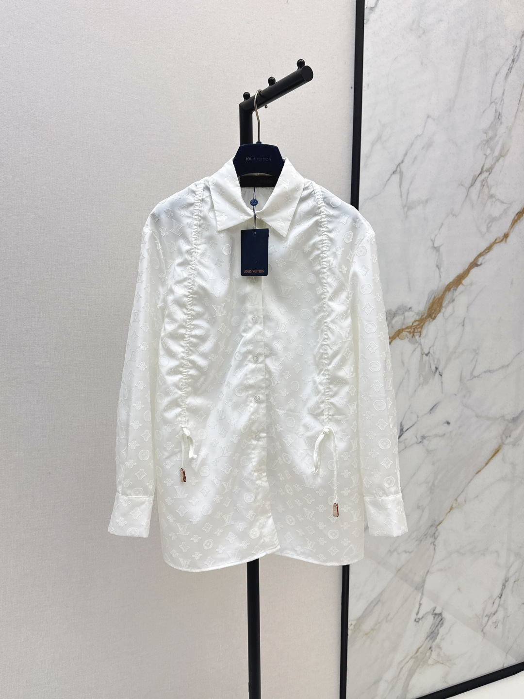 NO:448223,L Home 25Ss————The latest presbyterian jacquard lapel long-sleeved shirt in spring and summer. Drawstring design basic design. The upper body is comfortable and versatile. Presbyterian jacquard fabric with full printing coins. Full of high-end feeling. Random casual casual and relaxing. Easily wear it to a youthful look that reduces age. All series are available. SML,,louis vuitton,alexander wang19860909L家 25Ss————春夏最新款老花提花翻领长袖衬衣 抽绳设计基础版型设计 上身舒适又百搭 满印钱币老花提花面料 高级感满满 随性休闲 轻松穿出减龄洋气的青春感 一系列都有 一色现货发售sml,,louis vuitton,alexander wang,Women's clothing