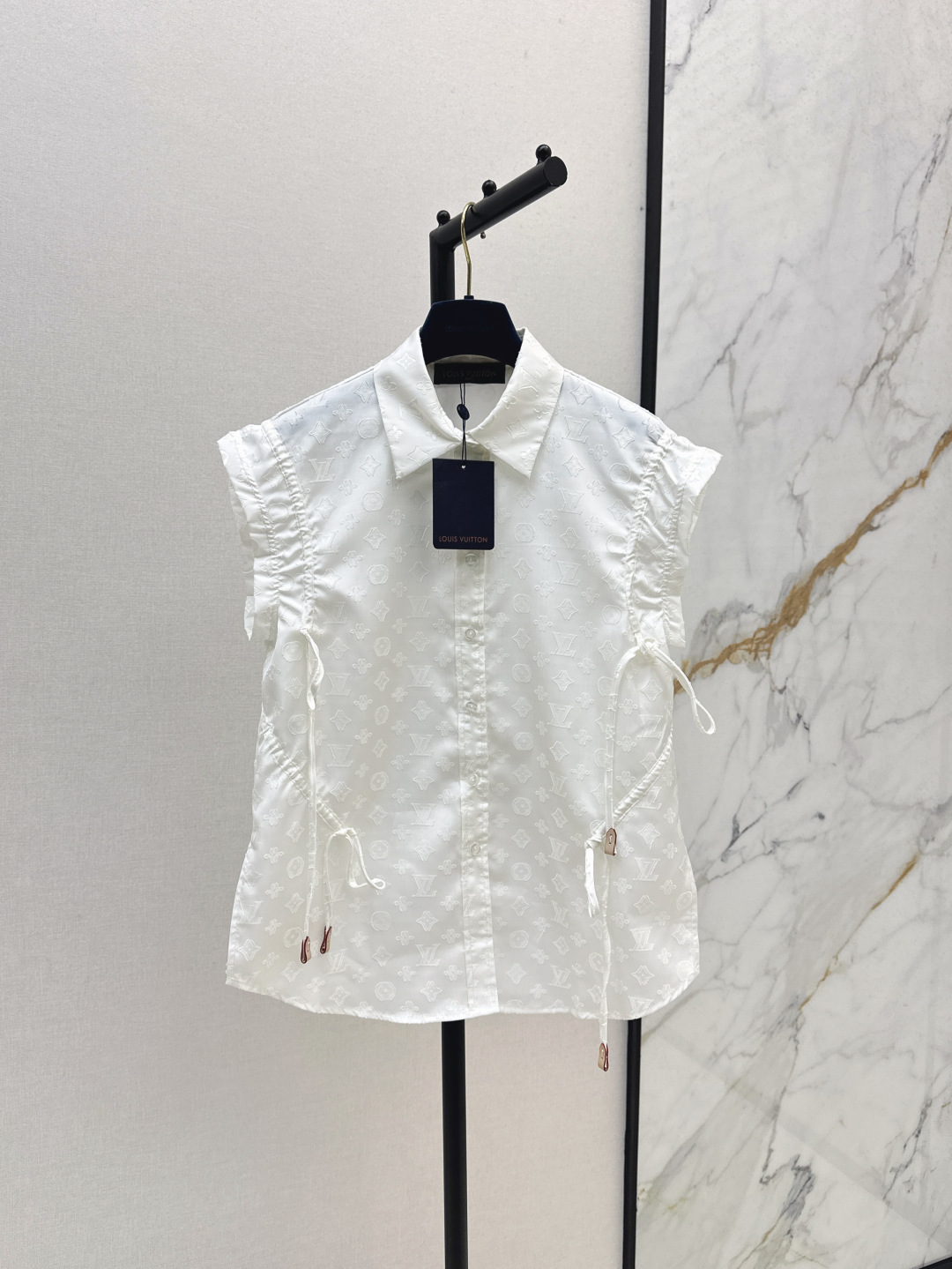 NO:448215,L Home 25Ss————The latest presbyterian jacquard lapel sleeveless shirt drawstring design basic style design, comfortable and versatile upper body, printed coins, presbyterian jacquard fabric, full of high-end sense, casual casual, easy to wear and reduce age and youthfulness, all series are available, one color is available for sale in stock,, louis vuitton, alexander wang19860909L家 25Ss————春夏最新款老花提花翻领无袖衬衣抽绳设计基础版型设计 上身舒适又百搭 满印钱币老花提花面料 高级感满满 随性休闲 轻松穿出减龄洋气的青春感 一系列都有 一色现货发售sml,,louis vuitton,alexander wang,Women's clothing