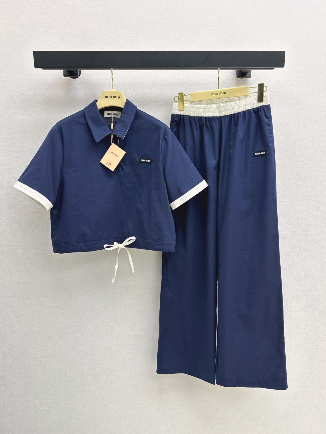 NO:448261,Miu 25Ss———The latest casual and fashionable suit for spring and summer, small short drawstring waist lapel top + straight pants, linen-blend fabric, good breathability, cotton, limited series, a perfect suit with a full design, fashionable, low-key temperament, luxurious and high-end style, versatile and not picky, one set, one color is available in stock, sml, miumiu, alexander wang19860909Miu 25Ss————春夏最新款休闲时髦套装小短款抽绳收腰翻领上衣+直筒裤 亚麻混纺面料 透气性很好 棉 限定系列 设计感拉满的绝绝子套装 时髦低调气质又奢华高级 版型百搭不挑人 一套出 一色现货发售sml,,miumiu,alexander wang,Women's clothing