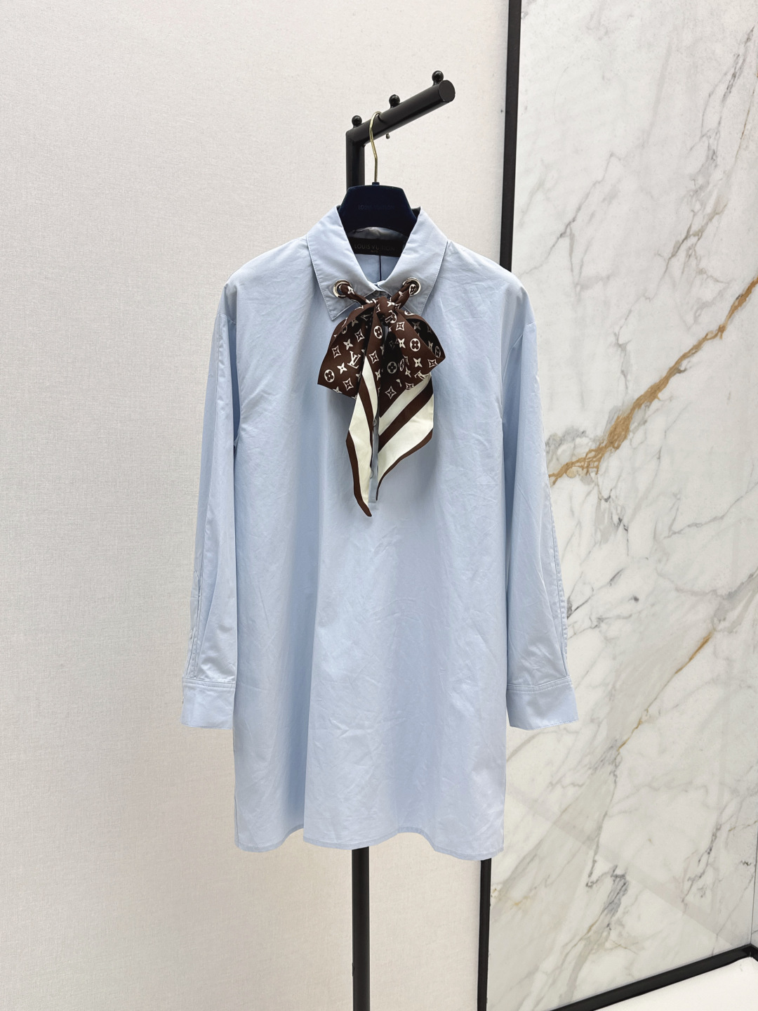 NO:448249,L Home 25Ss———————The latest logo scarf decorative mid-length shirt with early autumn, recommended items for hot products, classic and stylish, all kinds of things can be perfectly controlled~The details of high-end ready-to-wear are so beautiful, exquisite and daily, poplin cotton fabric, very breathable, one-color spot-on sml,,louis vuitton,shirts,alexander wang19860909L家 25Ss————早秋最新款logo丝巾装饰中长款衬衫 爆款推荐单品 经典又有型 各种都能完美驾驭～高级成衣做法细节美到爆 精美又日常 府绸棉面料 透气性很好 一色现货发售sml,,louis vuitton,shirts,alexander wang,Women's clothing