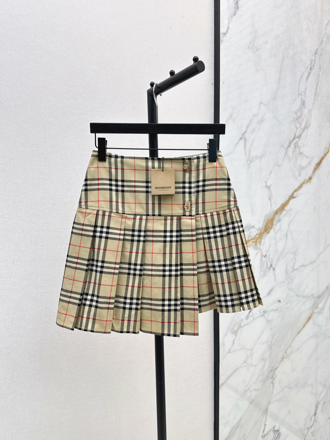 NO:448242,Bur 25Ss————The latest retro British style short skirt British style print in spring and summer. Comfortable and stylish. Elegant and elegant design. Everyday OL can be worn to interpret classic British fashion. A timeless item. All kinds of items can be perfectly controlled. ~ SML is available in stock, burberry, skirts, alexander wang19860909Bur 25Ss————春夏最新款复古英伦风短款半裙英伦格印花 质感舒适又有型 优雅气质设计 日常OL都可穿搭演绎经典英伦时尚 一款永不过时的单品 各种都能完美驾驭～一色现货发售sml,,burberry,skirts,alexander wang,Women's clothing