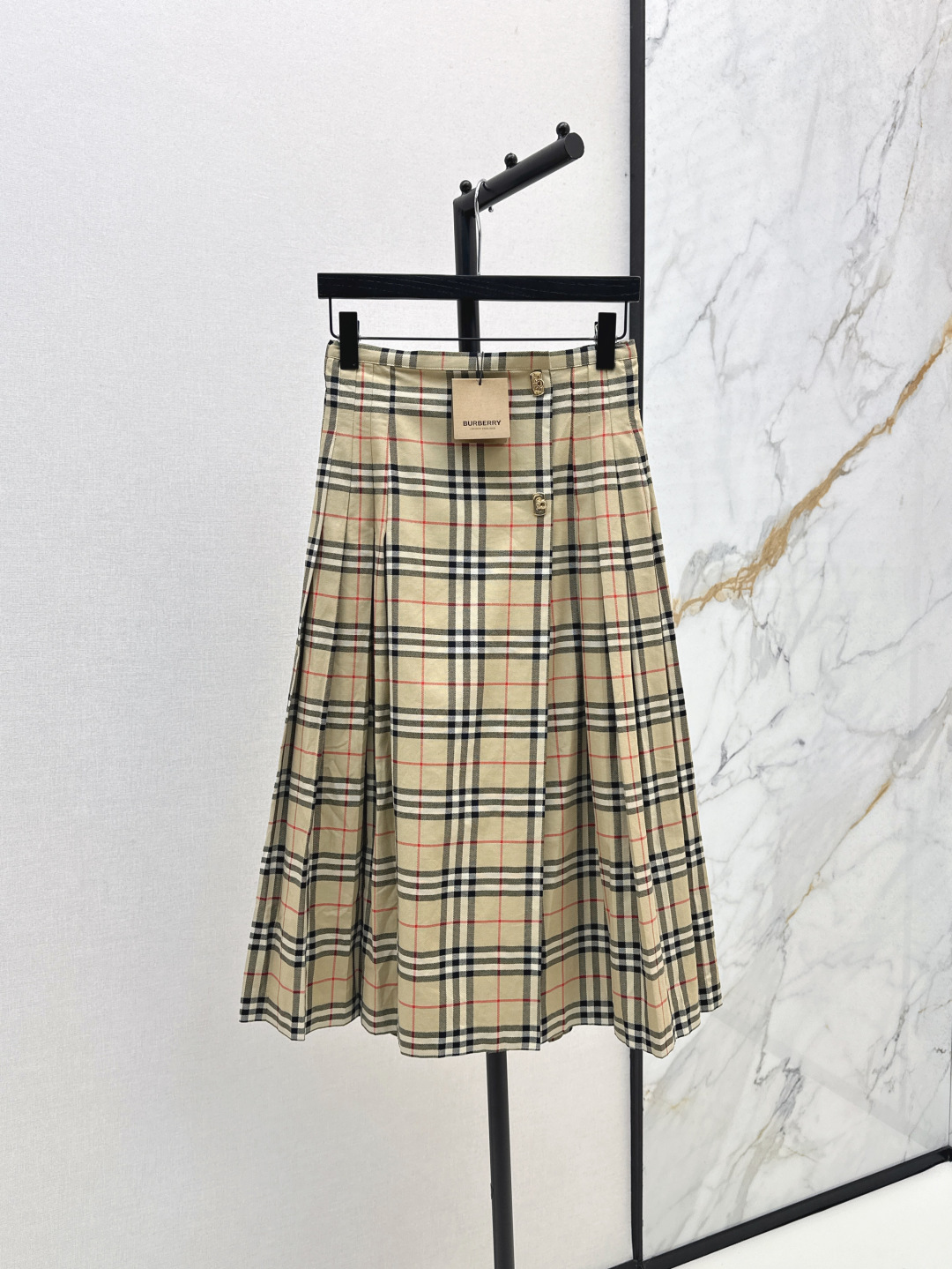 NO:448235,Bur 25Ss————The latest retro British style long skirt British print in spring and summer. Comfortable and stylish. Elegant and elegant design. Everyday OL can be worn to interpret classic British fashion. A timeless item. All kinds of items can be perfectly controlled. ~ SML is available in stock, burberry, skirts, alexander wang19860909Bur 25Ss————春夏最新款复古英伦风长款半裙英伦格印花 质感舒适又有型 优雅气质设计 日常OL都可穿搭演绎经典英伦时尚 一款永不过时的单品 各种都能完美驾驭～一色现货发售sml,,burberry,skirts,alexander wang,Women's clothing