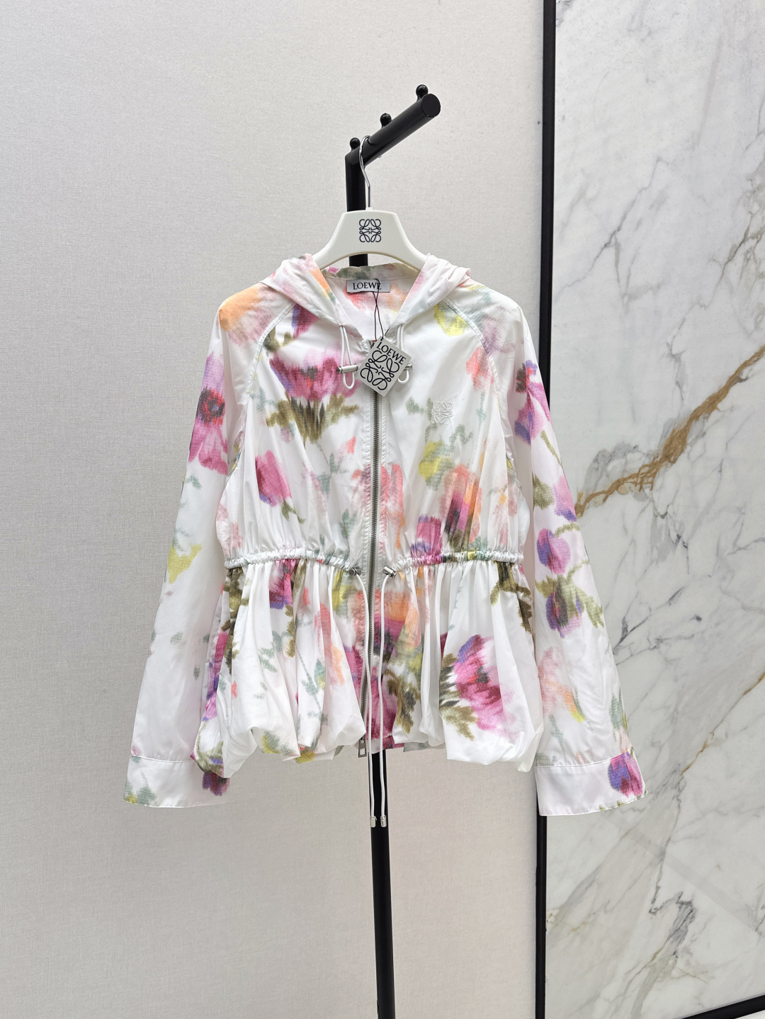 NO:448221,Loe 25Ss————The latest spring and summer violet printed sunscreen hooded thin coat drawstring waist design flower buds and fluffy clothes poses with stunning style. Classic logo is low-key and fashionable. The ultimate modern and romantic feeling brought by unique dream flowers. The age-reducing girl’s outfit can be sweet or salty. Two colors are available for sale in stock. sml, loewe, jackets & coats,hats,alexander wang19860909Loe 25Ss————春夏最新款紫罗兰印花防晒连帽轻薄外套抽绳束腰设计花苞蓬蓬衣摆造型绝绝子 经典徽标低调时髦 独特的梦幻花卉带来的极致摩登浪漫感 减龄少女穿搭可甜可盐 两色现货发售sml,,loewe,jackets & coats,hats,alexander wang,Women's clothing