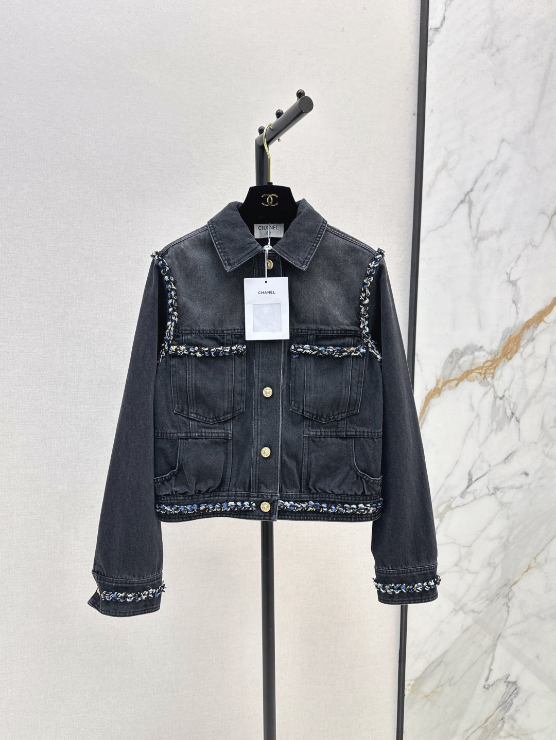 NO:448213,C home 25Ss——————The latest coco girl 25C series handsome celebrity style denim denim jacket jacket handmade woven belt edge decoration custom enzyme washing cowboy fabric white and rich beauty must-in item Temperature lapel double pocket H-shaped upper body huge slim high weaving organic pure cotton denim texture Nostalgic retro washing fashionable and high-end tone Two-color spot sml, Chanel, jackets & coats, jackets & coats, alexander wang19860909C家 25Ss————早秋最新款coco女孩25c系列帅气名媛风丹宁牛仔夹克外套手工编织带拼边装饰定制酵素洗水牛仔面料 白富美必入单品 气质翻领双口袋H版型上身巨显瘦 高织数有机纯棉牛仔质感 怀旧复古洗水时髦又高级的调调 两色现货发售sml,,chanel,jackets & coats,jackets & coats,alexander wang,Women's clothing