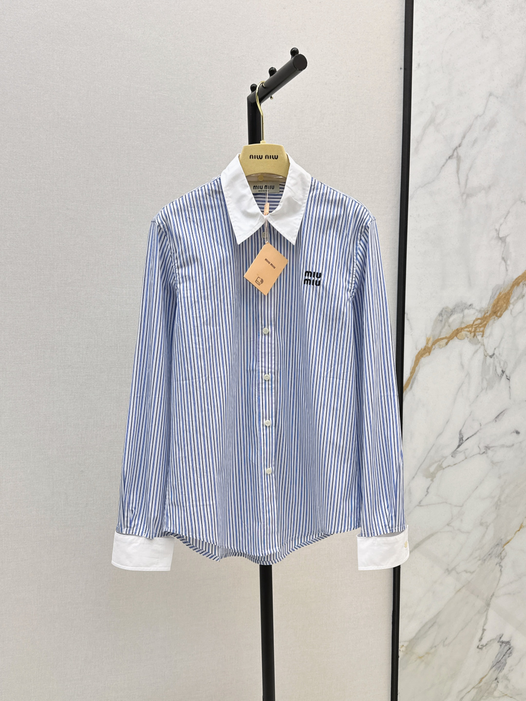 NO:448262,Miu 25Ss—————The latest style of early autumn detachable collar striped short shirt. The fixed-woven striped fabric is comfortable texture. Moisturizing and breathable. Lapel long-sleeved shirt cut. Short straight-tube silhouette. Combining fashionable and literary and relaxed holidays. The collar cuffs are removable. One dress and two wears. Simple and fashionable. The chest logo letter embroidery easily highlights the exquisite college style outfit. One color is available for sale in stock. SML, miumiu,shirts,alexander wang.19860909Miu 25Ss————早秋最新款可拆卸领条纹短款衬衫 定织条纹面料质感舒适 吸湿透气 翻领长袖衬衫裁剪 短款直筒廓形 兼具时髦文青感和度假松弛感 领边袖口可拆卸 一衣两穿 简约时尚 胸前logo字母刺绣 轻松彰显精致学院风格穿搭 一色现货发售sml,,miumiu,shirts,alexander wang,Women's clothing