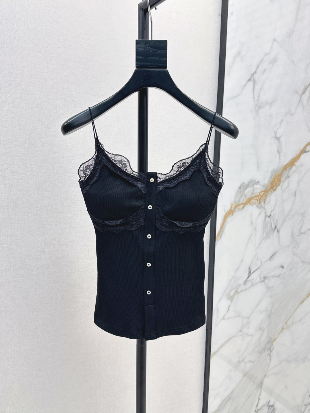 NO:448254,Summer layered C position Niche design 25Ss—————The latest lace lace splicing suspender tops in early autumn, with a soft atmosphere suspender, a design with a chest pad is the ultimate skill. The lace splicing is mysterious and elegant, with a little sexy, layered and worn alone, one color is available for sale in stock, sml, alexander wang19860909夏日叠穿C位 小众设计 25Ss————早秋最新款蕾丝花边拼接吊带上衣 自带柔光氛围感吊带 带有胸垫设计才是必杀技 蕾丝花边拼接神秘优雅 带有点小性感 叠穿单穿都可以 一色现货发售sml,,alexander wang,Women's clothing