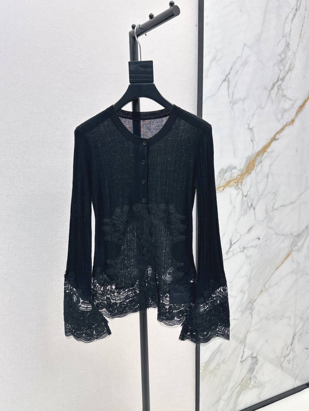 NO:448248,Recommended single models Es 25Ss———————The latest lace spliced ​​cardigan in early autumn, 100% high-quality wool fabric, exquisite spliced ​​lace lace hidden skin, round neck single row lacquer button design, upper body wool pit strip cut, waist and cuff lace carving, three-dimensional floral hollow design, lively and vivid posture during walking, white like fresh and elegant black aura and softness coexist, two colors are on sale in stock,,alexander wang19860909爆单款推荐 Es 25Ss————早秋最新款蕾丝拼接开衫 百分百优质羊毛面料 精致拼接蕾丝花边若隐若现的透肤 圆领单排衣襟扣设计 上半身羊毛坑条剪裁 腰部和袖口蕾丝雕花 立体花卉镂空设计 行走间灵动生姿 白色如清新淡雅黑色气场与柔美并存 两色现货发售sml,,alexander wang,Women's clothing