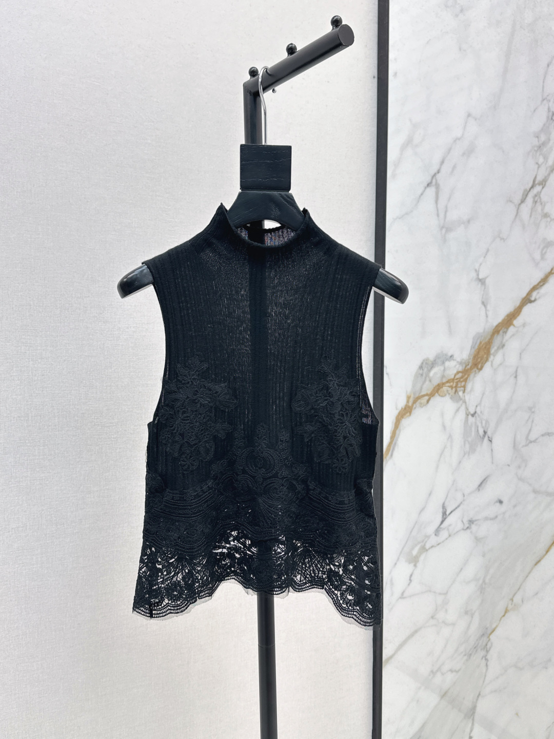 NO:448241,Recommended single models Es 25Ss——————The latest lace spliced ​​sleeveless knitted sweater in early autumn 100% high-quality wool fabric, exquisite spliced ​​lace lace faintly visible skin, round neck single row lacquer button design, upper body wool pit strip cut, waist and cuff lace carving, three-dimensional floral hollow design, lively and vivid posture during walking, white like fresh and elegant black aura and softness coexist, two colors are on sale in stock,,alexander wang19860909爆单款推荐 Es 25Ss————早秋最新款蕾丝拼接无袖针织衫百分百优质羊毛面料 精致拼接蕾丝花边若隐若现的透肤 圆领单排衣襟扣设计 上半身羊毛坑条剪裁 腰部和袖口蕾丝雕花 立体花卉镂空设计 行走间灵动生姿 白色如清新淡雅黑色气场与柔美并存 两色现货发售sml,,alexander wang,Women's clothing