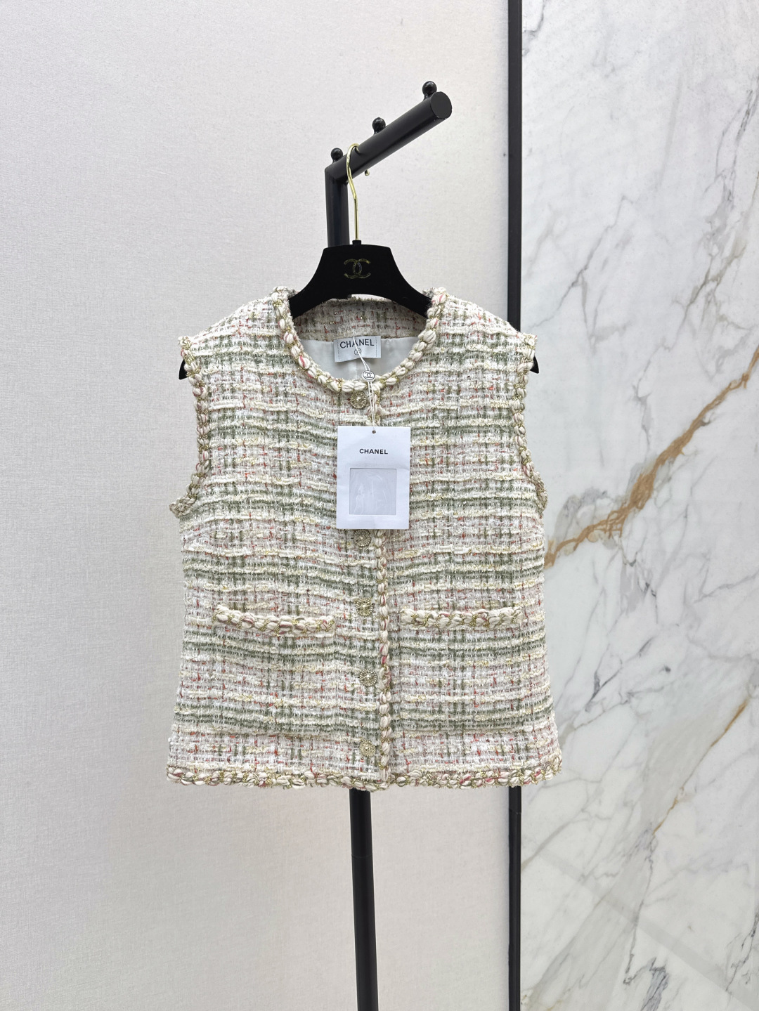 NO:448226,C home 25Ss—————The latest woven vests in autumn and winter, the best must-have for this season, customized special yarn woven soft tweed fabric, pure hand-made interwoven lace decoration, classic double pockets, three-dimensional tailoring H-shaped upper body, huge slim, temperament, celebrity girl style, white and rich beauty must have high-end products, one-size spot sml vest, chanel, alexander wang19860909C家 25Ss————秋冬最新款编织马甲 本季最佳必入绝绝子 定制特种纱编织软花呢面料 纯手工交织花边装饰 经典双口袋 立体剪裁H版型上身巨显瘦 气质名媛少女风 白富美必备高级单品 一色现货发售sml 马甲,,chanel,alexander wang,Women's clothing