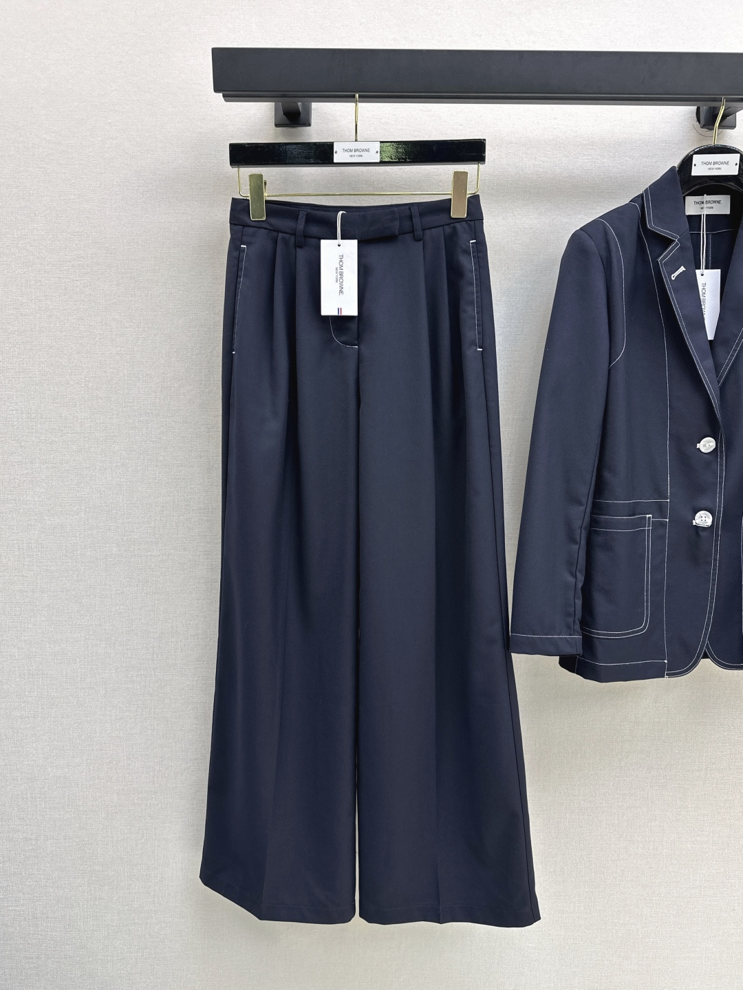 NO:448211,Exclusive first release TB 25Ss——————The latest handsome outfit suit silhouette suit + straight trousers, handsome and stylish, fashionable Girl essentials, very heavy industry bright line decoration suit, balanced minimalist line feel, classic three-color webbing details, a complete set of matching lazy and stylish, slim and temperament, one color split development, spot sale sml, West,, Jackets & coats, business suit, alexander wang19860909独家首发 TB 25Ss————早秋最新款帅气穿搭套装廓型西装外套+直筒西裤 帅气有型 时髦Girl必备款 非常重工的明线装饰西装 平衡极简线条感 经典三色织带细节 一整套搭配慵懒有范 显瘦显气质 一色分开发 现货发售sml 西,,jackets & coats,business suit,alexander wang,Women's clothing