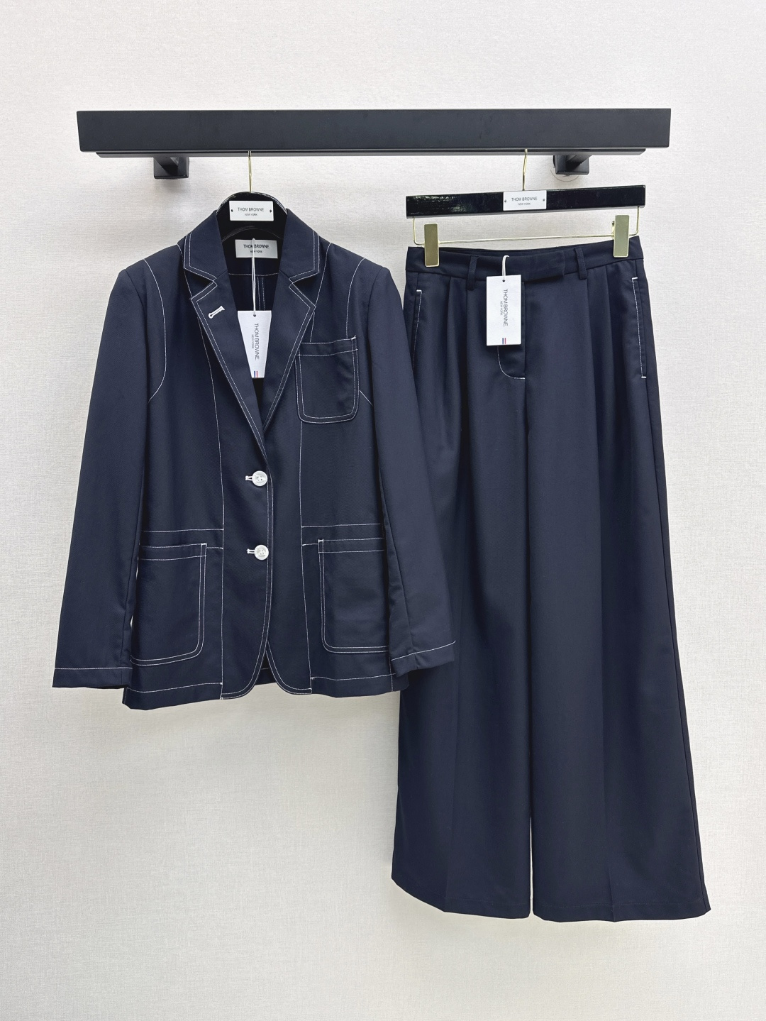 NO:448205,Exclusive first release TB 25Ss——————The latest handsome outfit suit silhouette suit + straight trousers, handsome and stylish, fashionable Girl essentials, very heavy industry bright-line decorative suit, balanced minimalist line feel, classic three-color webbing details, a complete set of matching lazy and stylish, slim and temperament, one color separate development, spot sml suit, jackets & coats, business suit, alexander wang19860909独家首发 TB 25Ss————早秋最新款帅气穿搭套装廓型西装外套+直筒西裤 帅气有型 时髦Girl必备款 非常重工的明线装饰西装 平衡极简线条感 经典三色织带细节 一整套搭配慵懒有范 显瘦显气质 一色分开发 现货发售sml 西装,,jackets & coats,business suit,alexander wang,Women's clothing