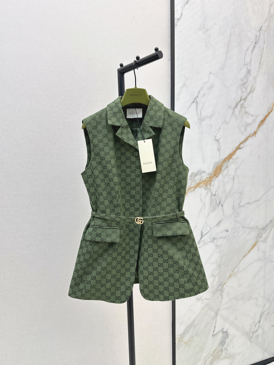 NO:449689,Gu 25Ss—————The latest green double G jacquard series lapel sleeveless waistcoat vest in early autumn. Classic printed GG jacquard jackets. Those who like presbyopia must not miss it. The giant lifting temperament is very good for casual or commuting. It has a sense of aura. The loose fit and fashionable super high-end. Paired with the same series of trousers. The shorts are age-reducing and elegant. It can be sweet or salty. It is available in stock. SML, shorts, jackets & coats, alexander wang.19860909Gu 25Ss————早秋最新款绿色双G提花系列翻领无袖收腰马甲 经典满印的GG提花外套 喜欢老花的一定不要错过 巨抬气质 无论是休闲还是通勤都很不错 自带气场感 宽松版型修身时髦超级高级 搭配同系列长裤 短裤上身减龄优雅 可甜可盐 一色现货发售sml,,shorts,jackets & coats,alexander wang,Women's clothing