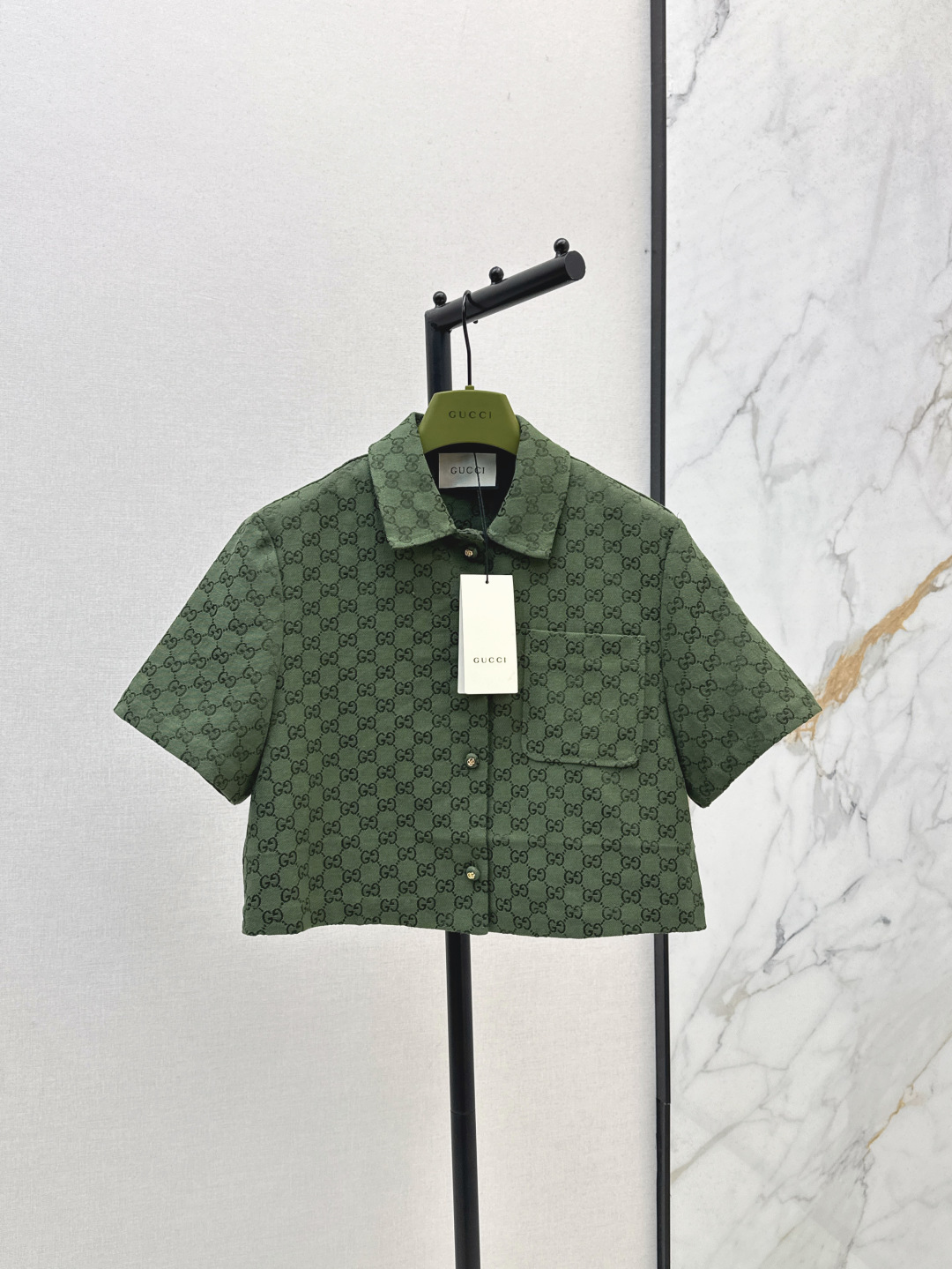 NO:449679,Gu 25Ss———————The latest green double G jacquard series lapel short short-sleeved shirt in early autumn. Classic printed GG jacquard jacket. Those who like presbyopia must not miss it. The giant lift temperament is very good for casual or commuting. It has a sense of aura. The loose fit and fashionable super high-end. Paired with the same series of trousers. The shorts are elegant and age-reducing. It can be sweet or salty. It is available in stock. SML, shorts, jackets & coats, T-shirt, alexander wang.19860909Gu 25Ss—————早秋最新款绿色双G提花系列翻领短款短袖衬衣 经典满印的GG提花外套 喜欢老花的一定不要错过 巨抬气质 无论是休闲还是通勤都很不错 自带气场感 宽松版型修身时髦超级高级 搭配同系列长裤 短裤上身减龄优雅 可甜可盐 一色现货发售sml,,shorts,jackets & coats,T-shirt,alexander wang,Women's clothing