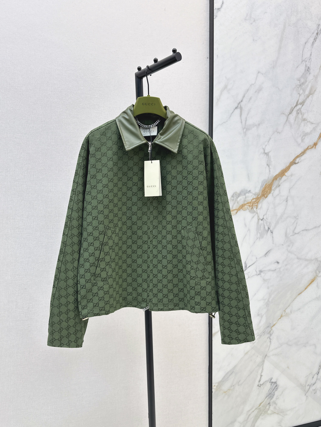 NO:449669,Gu 25Ss————The latest green double G jacquard series in early autumn, lapel jacket jacket, classic printed GG jacquard fabric, those who like presbyopia, must not miss it, spliced ​​leather lapel design, giant lifting temperament, good for casual or commuting, with a sense of aura, loose fit, fashionable and super high-end, paired with the same series of trousers, age-reducing and elegant, sweet or salty, one-color spot on sale, sml, jackets & coats, jackets & coats, alexander wang19860909Gu 25Ss————早秋最新款绿色双G提花系列 翻领夹克外套 经典满印的GG提花面料 喜欢老花的一定不要错过 拼接皮革翻领设计 巨抬气质 无论是休闲还是通勤都很不错 自带气场感 宽松版型修身时髦超级高级 搭配同系列西裤上身减龄优雅 可甜可盐 一色现货发售sml,,jackets & coats,jackets & coats,alexander wang,Women's clothing