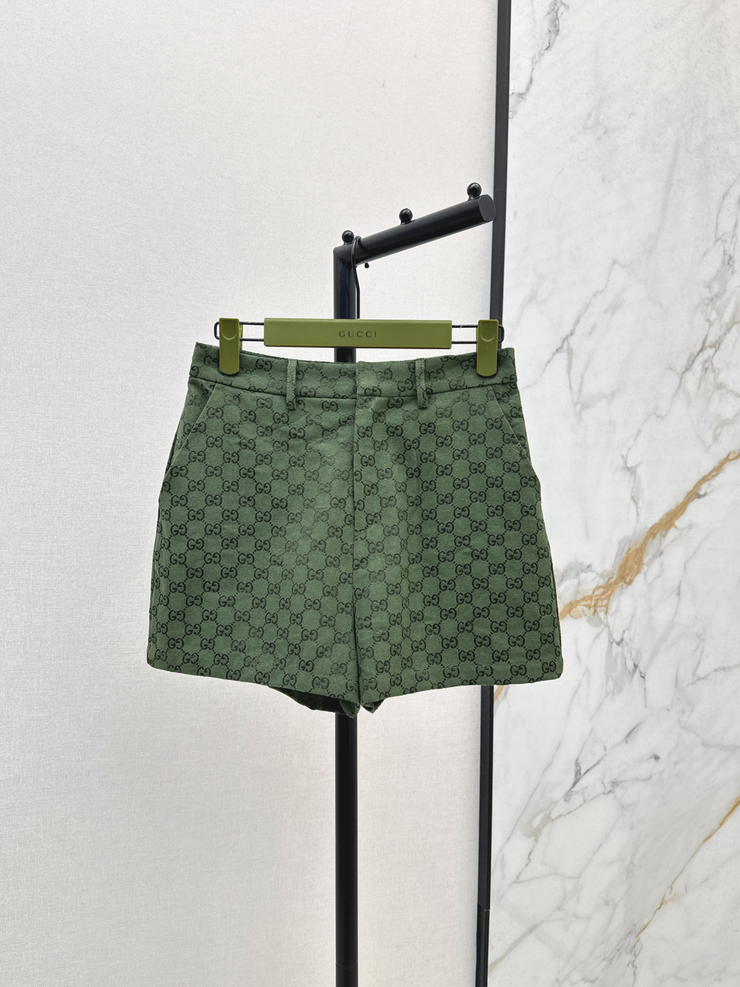 NO:449684,Gu 25Ss—————The latest green double G jacquard series high-waist shorts in early autumn. It is suitable for wearing in various occasions. Elevate temperament in seconds. Super high-end. It has a sense of aura. High-waisted straight-fitting. It is a cut that automatically slim and looks slim and tall. The upper body is extremely elegant and has a high-end style. The upper body is extremely stylish. It is also available for sale in stock. Shorts, jackets & coats, business suit, alexander wang.19860909Gu 25Ss————早秋最新款绿色双G提花系列高腰短裤 各种场合都适合穿 秒抬气质 超级高级 自带气场感 高腰直筒版型 属于自动修身显瘦显高的剪裁 上身气质绝绝子 满印的双G提花面料 喜欢老花的一定不要错过 搭配同系列西装外套 上身简直绝了 优雅减龄 通勤休闲都很不错 一色现货发售sml,,shorts,jackets & coats,business suit,alexander wang,Women's clothing