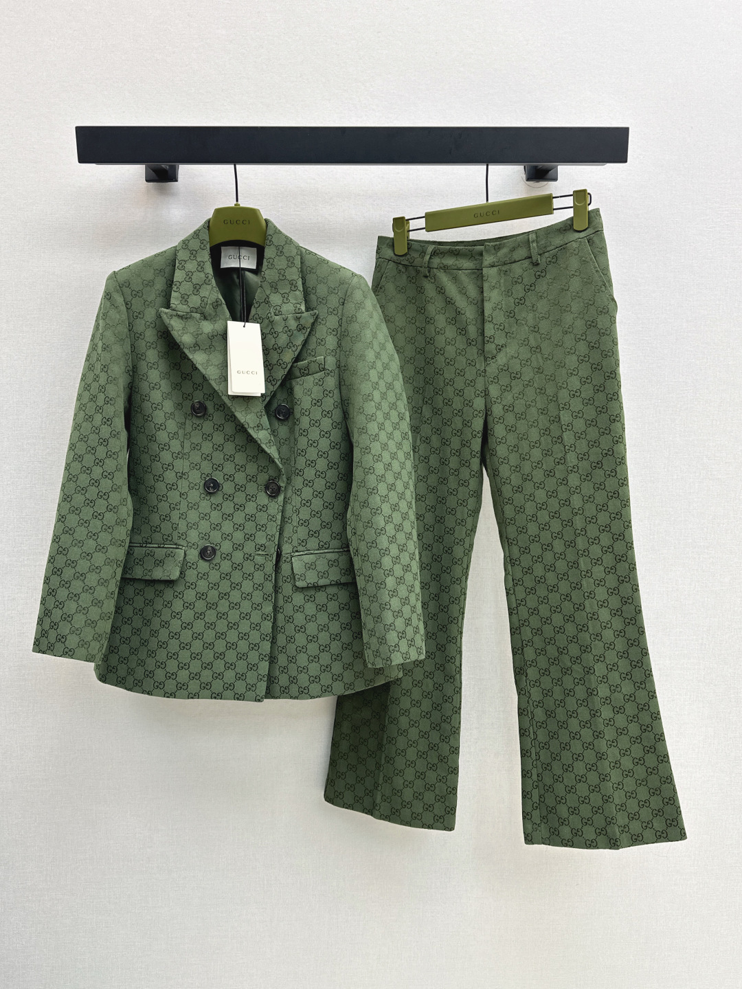 NO:449665,Gu 25Ss————The latest green double G jacquard series in early autumn, lapel suit jacket, classic printed GG jacquard fabric, those who like presbyopia must not miss it, giant lift temperament, good for casual or commuting, with a sense of aura, loose fit, fashionable and super high-end, three patch covers with mouth plugs, embellishment and decoration, matched with the same series of trousers, the upper body is age-reducing and elegant, sweet or salty, one-color spot on sale, sml, jackets & coats, business suit, alexander wang19860909Gu 25Ss————早秋最新款绿色双G提花系列 翻领西装外套 经典满印的GG提花面料 喜欢老花的一定不要错过 巨抬气质 无论是休闲还是通勤都很不错 自带气场感 宽松版型修身时髦超级高级 三个贴布盖带口塞点缀修饰 搭配同系列西裤上身减龄优雅 可甜可盐 一色现货发售sml,,jackets & coats,business suit,alexander wang,Women's clothing