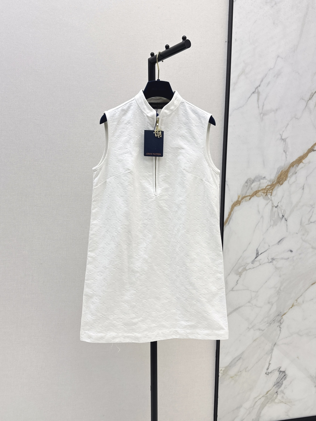 NO:449662,L Home 25Ss——————The latest presbyterian jacquard white denim series in early autumn. Sleeveless dress + jacket + straight trousers + high-waist shorts + customized presbyterian jacquard wash white denim fabric. Versatile and refreshing and fashionable. Low-key and fashionable. Classic style. A series of matching with the upper body and not picky about the figure. Slimming and white and versatile. SML is available in stock. Dresses, louis vuitton, skirts, shorts, jackets & coats, jackets & coats, alexander wang19860909L家 25Ss————早秋最新款老花提花白色牛仔系列 无袖连衣裙+夹克外套+直筒长裤+高腰短裤+ 定制老花提花洗水白牛仔面料 百搭又清爽时髦 低调又时髦 经典版型 一系列搭配上身不挑身材 显瘦显白还百搭 一色现货发售sml 连衣裙,,louis vuitton,skirts,shorts,jackets & coats,jackets & coats,alexander wang,Women's clothing